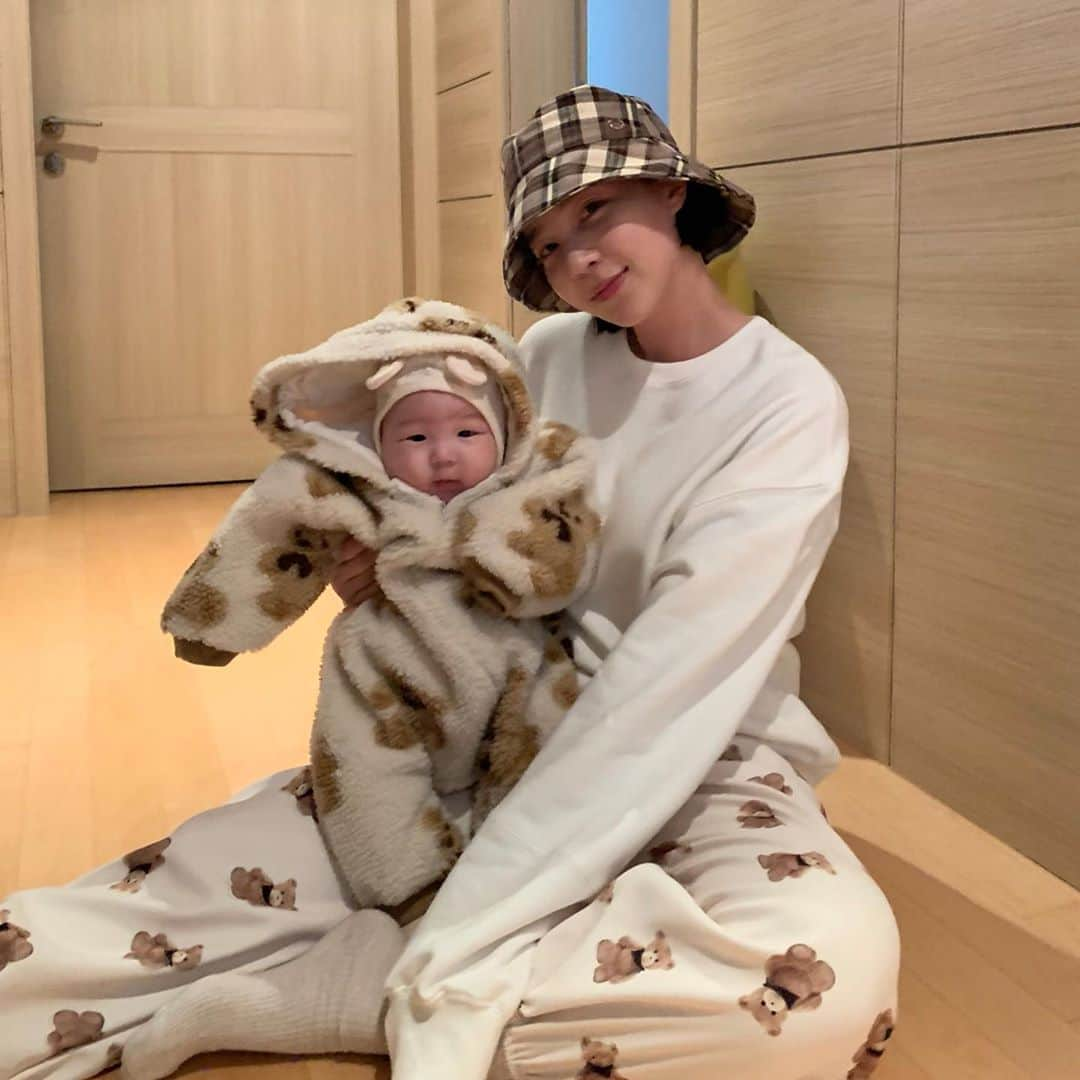 カン・ヘヨンさんのインスタグラム写真 - (カン・ヘヨンInstagram)「+102👶🏻💛 흐흐 #커플룩 ㅋㅋㅋㅋㅋㅋ빼꼼이 옷 소화력 엄마보다 좋네??  🐻가족이 되어쩌요!ㅋㅋㅋㅋㅋㅋ  #엄마와아들 #애기엄마 #육아스타그램 #육아일상」10月31日 21時50分 - mangdoo_noona