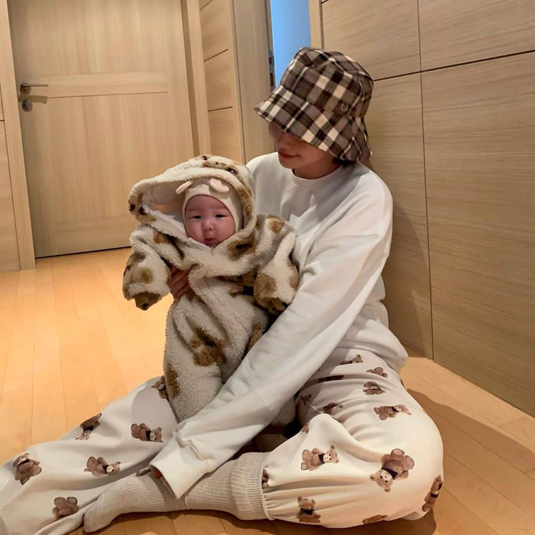 カン・ヘヨンさんのインスタグラム写真 - (カン・ヘヨンInstagram)「+102👶🏻💛 흐흐 #커플룩 ㅋㅋㅋㅋㅋㅋ빼꼼이 옷 소화력 엄마보다 좋네??  🐻가족이 되어쩌요!ㅋㅋㅋㅋㅋㅋ  #엄마와아들 #애기엄마 #육아스타그램 #육아일상」10月31日 21時50分 - mangdoo_noona