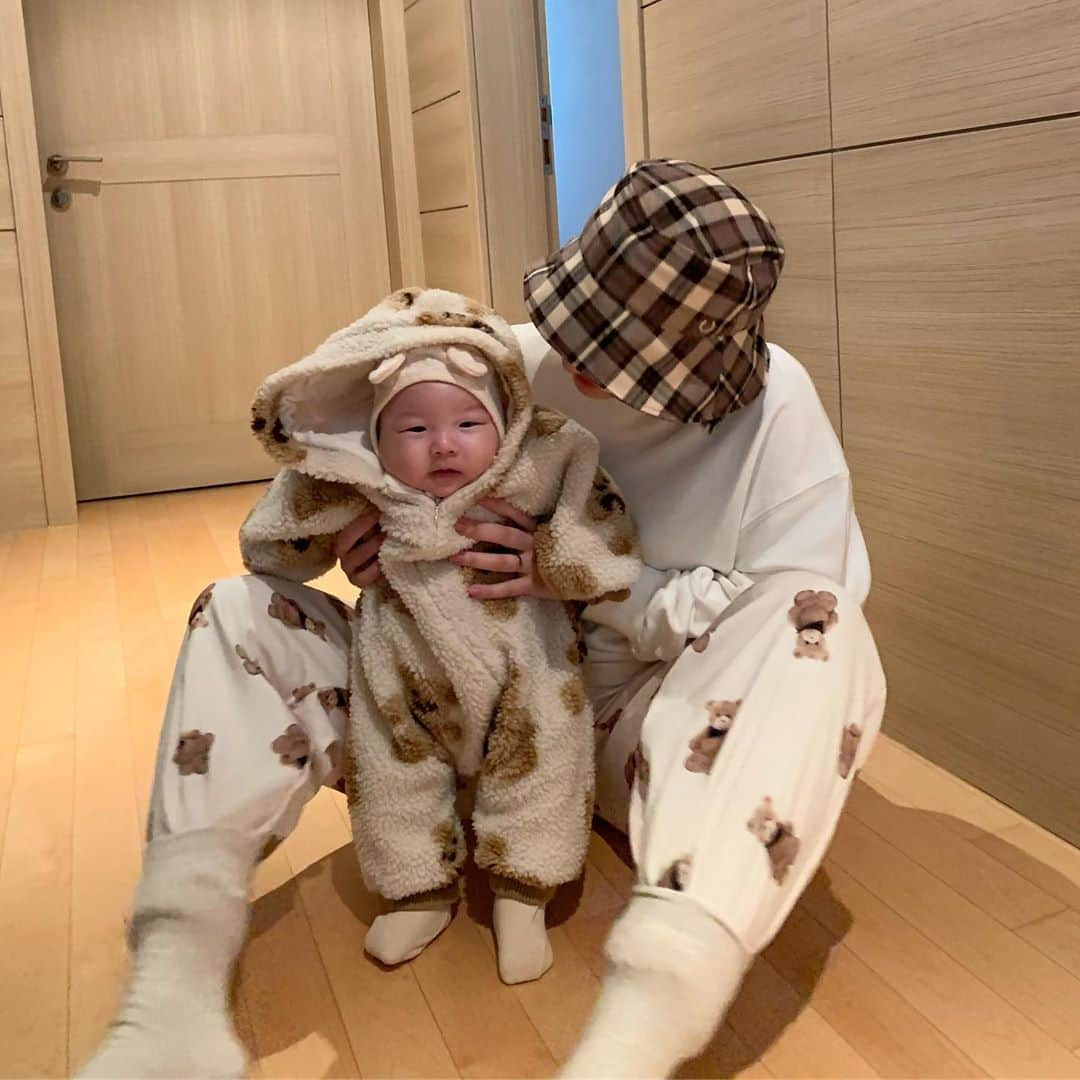 カン・ヘヨンさんのインスタグラム写真 - (カン・ヘヨンInstagram)「+102👶🏻💛 흐흐 #커플룩 ㅋㅋㅋㅋㅋㅋ빼꼼이 옷 소화력 엄마보다 좋네??  🐻가족이 되어쩌요!ㅋㅋㅋㅋㅋㅋ  #엄마와아들 #애기엄마 #육아스타그램 #육아일상」10月31日 21時50分 - mangdoo_noona