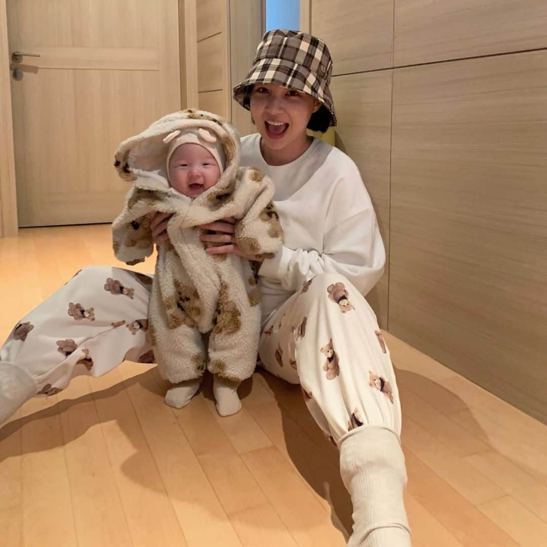 カン・ヘヨンさんのインスタグラム写真 - (カン・ヘヨンInstagram)「+102👶🏻💛 흐흐 #커플룩 ㅋㅋㅋㅋㅋㅋ빼꼼이 옷 소화력 엄마보다 좋네??  🐻가족이 되어쩌요!ㅋㅋㅋㅋㅋㅋ  #엄마와아들 #애기엄마 #육아스타그램 #육아일상」10月31日 21時50分 - mangdoo_noona