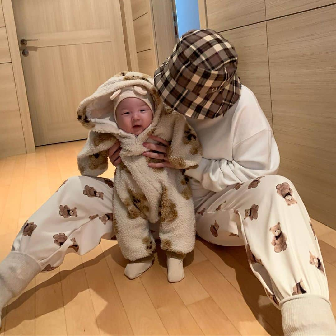 カン・ヘヨンさんのインスタグラム写真 - (カン・ヘヨンInstagram)「+102👶🏻💛 흐흐 #커플룩 ㅋㅋㅋㅋㅋㅋ빼꼼이 옷 소화력 엄마보다 좋네??  🐻가족이 되어쩌요!ㅋㅋㅋㅋㅋㅋ  #엄마와아들 #애기엄마 #육아스타그램 #육아일상」10月31日 21時50分 - mangdoo_noona