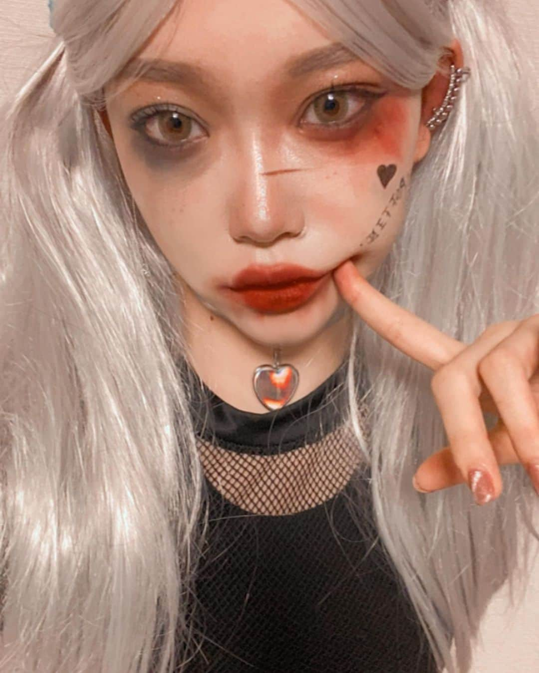 福富つきさんのインスタグラム写真 - (福富つきInstagram)「🖤happy Halloween🖤  💙Harley Quinn❤️ ハーレイ・クインにメイクをしましたぁぁ♡   どうですか！？  なりきったつもりです🔥  皆さんは何してハロウィン過ごされましたか！？  教えてくださぁい\(//∇//)\  明日も良い1日を過ごして下さいね♡  여러분!!! happy Halloween🖤 이번에 Harley Quinn 의 메이크업을 했습니다!!!  어때요!?!?  저는 Harley Quinn을 매우 좋아해서 너무 행복했습니다!!ㅋㅋㅋㅋ  여러분 Halloween 어떻게 지내셨어요!?  내일도 좋은 하루 보내세요!!♡ #おうちでハロウィン」10月31日 21時42分 - talways_tari