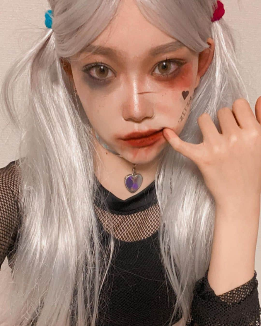 福富つきさんのインスタグラム写真 - (福富つきInstagram)「🖤happy Halloween🖤  💙Harley Quinn❤️ ハーレイ・クインにメイクをしましたぁぁ♡   どうですか！？  なりきったつもりです🔥  皆さんは何してハロウィン過ごされましたか！？  教えてくださぁい\(//∇//)\  明日も良い1日を過ごして下さいね♡  여러분!!! happy Halloween🖤 이번에 Harley Quinn 의 메이크업을 했습니다!!!  어때요!?!?  저는 Harley Quinn을 매우 좋아해서 너무 행복했습니다!!ㅋㅋㅋㅋ  여러분 Halloween 어떻게 지내셨어요!?  내일도 좋은 하루 보내세요!!♡ #おうちでハロウィン」10月31日 21時42分 - talways_tari