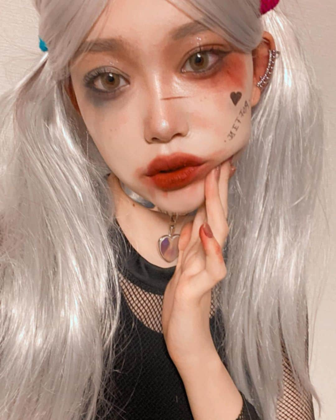 福富つきさんのインスタグラム写真 - (福富つきInstagram)「🖤happy Halloween🖤  💙Harley Quinn❤️ ハーレイ・クインにメイクをしましたぁぁ♡   どうですか！？  なりきったつもりです🔥  皆さんは何してハロウィン過ごされましたか！？  教えてくださぁい\(//∇//)\  明日も良い1日を過ごして下さいね♡  여러분!!! happy Halloween🖤 이번에 Harley Quinn 의 메이크업을 했습니다!!!  어때요!?!?  저는 Harley Quinn을 매우 좋아해서 너무 행복했습니다!!ㅋㅋㅋㅋ  여러분 Halloween 어떻게 지내셨어요!?  내일도 좋은 하루 보내세요!!♡ #おうちでハロウィン」10月31日 21時42分 - talways_tari