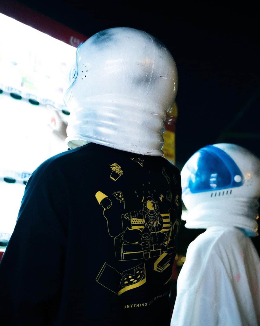 room onziemeのインスタグラム：「•﻿ 🏠📺🏠﻿ ﻿ STAYROOM ﻿ オフィシャルルームウェア第2弾！﻿ 【STARMAN LOOSE L/S Tee】が﻿ 受注スタート🎉🎉﻿ ﻿ 自宅で最高の時間を過ごしてほしいという﻿ 想いからスタートした番組「STAYROOM」の﻿ オフィシャルルームウェアになります。﻿ ＊外着用も可能！使い方は人それぞれ🙋🏻‍♂️﻿ ﻿ ﻿ アメリカンポップイラストに定評のある、﻿ アートディレクター・デザイナー「DIVER」によって﻿ 番組のために描かれたグラフィックを﻿ バックプリントに施し、﻿ ブラックボディを宇宙空間に﻿ 見立てたこだわりの一着。﻿ ﻿ ゆったりとした袖まわりやドロップした﻿ ショルダーライン、広くとった身幅など、﻿ こだわり抜いたサイズ設計のルーズシルエット﻿ 抜け感のある程よいバランスが特徴です。﻿ 襟リブはダブルステッチ、﻿ 袖口と裾は平2本針仕上げになっております。﻿ ﻿ ﻿ ■サイズ﻿ S/M/L﻿ 着丈 :71/74/76﻿ 身幅 :62/65/68﻿ 袖丈 :55/57/59﻿ 肩幅 :62/65/68﻿ （単位：cm）﻿ ﻿ ■モデル身長 / 着用サイズ﻿ Men’s 170cm / L サイズ﻿ Lady's 158cm / Mサイズ﻿ ﻿ ■素材﻿ 綿100％﻿ セミコーマ糸﻿ ﻿ ■プリント﻿ シルクスクリーン﻿ (経年変化で使い込むごとにプリントの風合いが変わります)﻿ ﻿ ﻿ ﻿ 【STAYROOM】﻿ 自宅で最高の時間を過ごしてほしいという想いから ﻿ Staycation(Stay+Vacation)をコンセプトに、﻿ あらゆるジャンルをクロスオーバーに﻿ 提案してきた「ROOM」が手がける、﻿ アーティスト・クリエイターに﻿ フォーカスしたライブ配信番組。﻿ 普段見ることができない﻿ アーティストの一面を通じて﻿ 新たな価値を見出し、自身の生活や人生に彩りを﻿ 添えることができる場を提供いたします。﻿ ﻿ ﻿ 【Diver】﻿ Salvage Designという屋号で﻿ アートディレクター/デザイナーとして関西で活動。﻿ CLUSTERという﻿ フリーランスクリエイター集団を運営している。﻿ ROOMではフライヤーをはじめとした﻿ クリエイティブを担当。﻿ ﻿ --------------------------------------------﻿ #room_jp #stayroom」