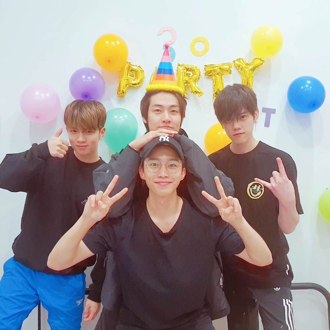 イ・スンヒョプ（N.Flying）さんのインスタグラム写真 - (イ・スンヒョプ（N.Flying）Instagram)「생일 축하해주셔서 감사합니다 ❤️ 멤버들이랑 즐겁게 보내고 재현이도 삼겹살도 먹고 😄 행복한 생일이었어요 ! 🎉 #엔플라잉」10月31日 21時43分 - sssn9_zzzn9