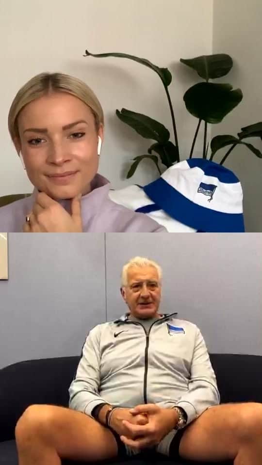 ヘルタ・ベルリンのインスタグラム：「Lena hat sich heute ein ein blau-weißes Urgestein geschnappt und nicht nur über #BSCWOB gesprochen...Was unser Teamleiter Nello di Martino so alles zu erzählen hatte, könnt ihr im Video sehen! 📺🤗 . . #spieltachminus1 #HaHoHe #herthabsc」
