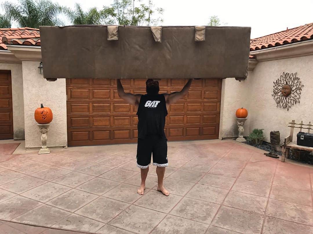 ビル・ゴールドバーグのインスタグラム：「#sofasaturday 😬 A look back a year ago when we hired @robertoberst as our 1 man moving company 😂 for the Cali to #Texas move!! #spear #jackhammer #whosnext @wwe @goldbergsgarage #strongman #weightlifting 🇺🇸 #happyhalloween」