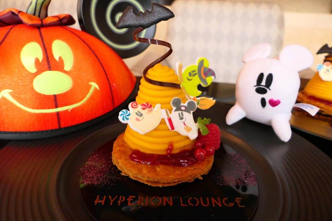 あいにゃんさんのインスタグラム写真 - (あいにゃんInstagram)「ハッピーハロウィン👻💜🕸﻿ おばけコーデ👻でハイピリオンラウンジの﻿ ハロウィンケーキ🎃を食べてきたよ🖤✨﻿ ﻿ アンバサダーホテル 内にある﻿ ハイピリオンラウンジの限定メニューですが、﻿ いつも人気すぎて予約がほんっとに取れないけど😭💦﻿ 頑張る価値のある可愛さと美味しさのケーキばかり🍰💗💕﻿ ﻿ 優雅でのんびりとした空間も素敵で、﻿ ピアノのディズニー曲が聞こえるのも凄く好き💗﻿ ﻿ 11/2〜はクリスマスケーキ🎂が始まるんだけも、﻿ 雪だるまミッキーさん⛄️❤️で凄く可愛いの❄️﻿ ﻿ みなさんが行けますように🥺💗🍴﻿ わたしも諦めずに予約頑張ります！🎄✨💫﻿  #ディズニーリゾート　#ディズニーホテル　#アンバサダーホテル  #ハイピリオンラウンジ　#ディズニーグルメ　#ディズニーハロウィン　#ハロウィン　#ディズニーコーデ　#スイーツ」10月31日 21時47分 - ainyan_0302