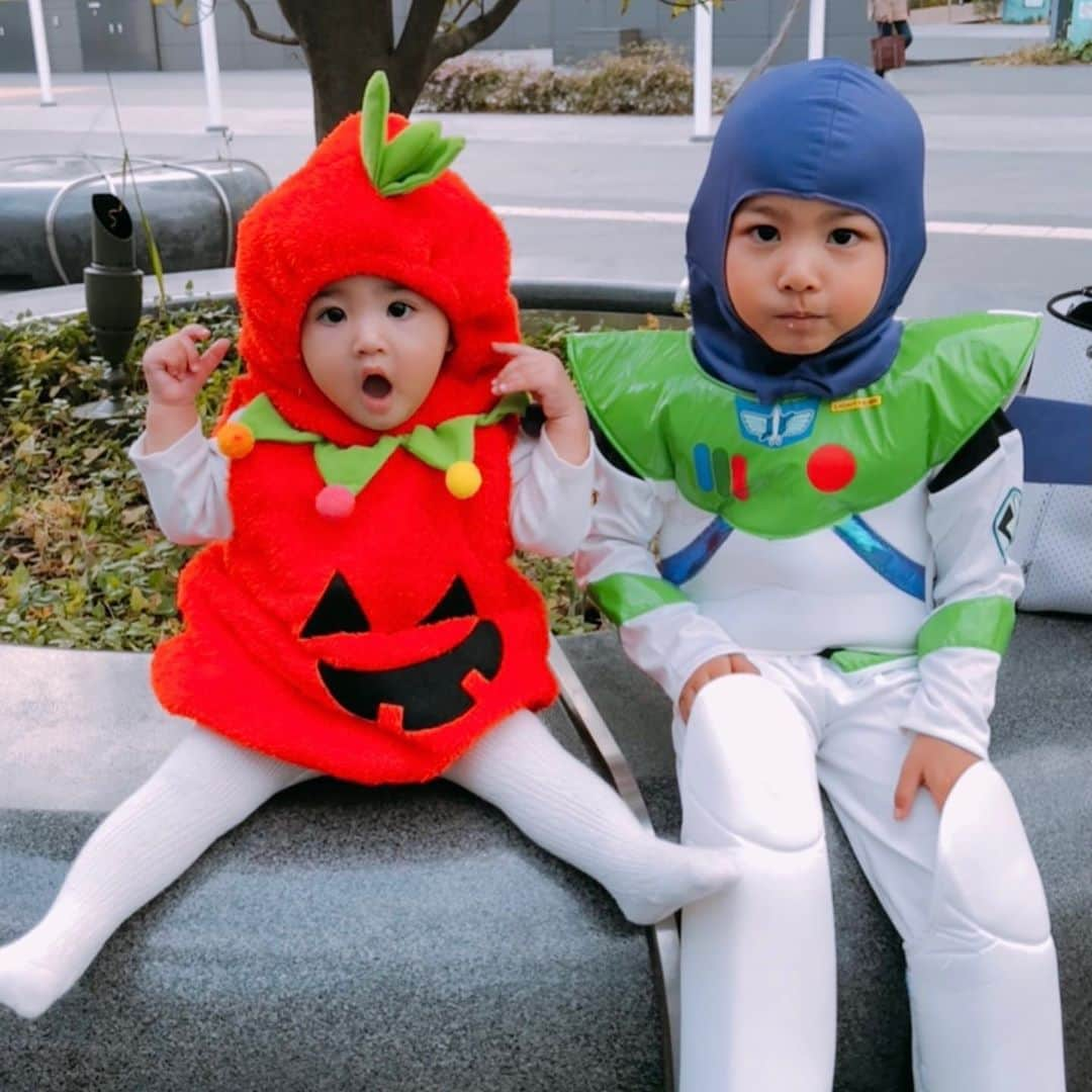 黒宮ニイナさんのインスタグラム写真 - (黒宮ニイナInstagram)「Happy Halloween🎃👻 今年はマリオとラプンツェルです🥰  昔の写真と比べると息子も娘も成長が著しい🥺キャラクター大好き息子さんとかぼちゃが可愛いお年頃から女子に変身した娘さん😍❣️  今年はみんなで集まる事がなかなかできなかったけど、それなりに楽しく過ごせました😆✨  そして、まだ赤ちゃんだと思っていた娘さんはついに幼稚園の面接！！ 息子のときと違って緊張感のない前日を過ごしましたが、なんとか無事に終わりますように🥺🙏  #happyhalloween #ハッピーハロウィン #ハロウィン #ハロウィン仮装 #マリオ #mario #ラプンツェル #5歳男の子 #2歳女の子 #3歳差兄妹」10月31日 21時47分 - niina_pilates0827