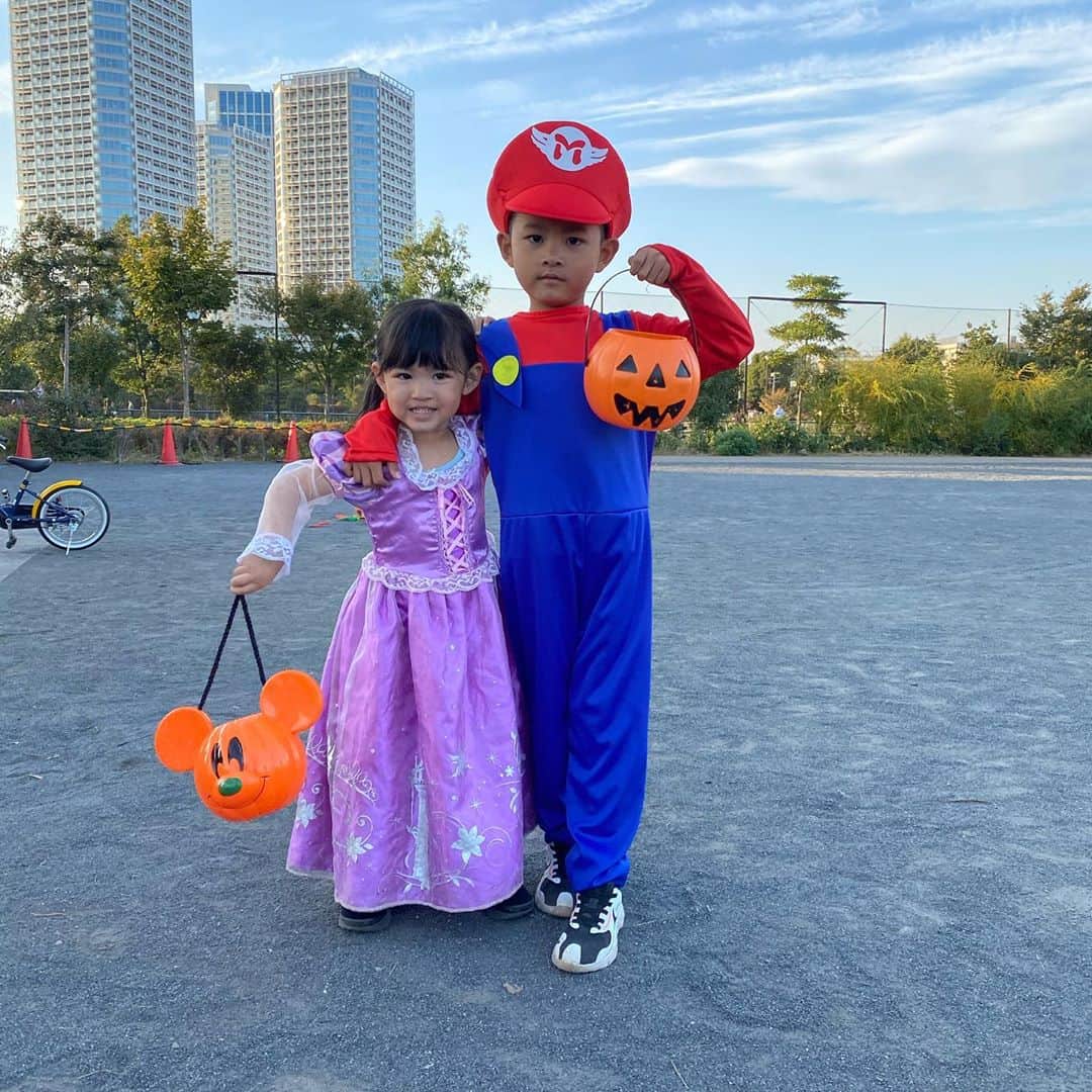 黒宮ニイナのインスタグラム：「Happy Halloween🎃👻 今年はマリオとラプンツェルです🥰  昔の写真と比べると息子も娘も成長が著しい🥺キャラクター大好き息子さんとかぼちゃが可愛いお年頃から女子に変身した娘さん😍❣️  今年はみんなで集まる事がなかなかできなかったけど、それなりに楽しく過ごせました😆✨  そして、まだ赤ちゃんだと思っていた娘さんはついに幼稚園の面接！！ 息子のときと違って緊張感のない前日を過ごしましたが、なんとか無事に終わりますように🥺🙏  #happyhalloween #ハッピーハロウィン #ハロウィン #ハロウィン仮装 #マリオ #mario #ラプンツェル #5歳男の子 #2歳女の子 #3歳差兄妹」