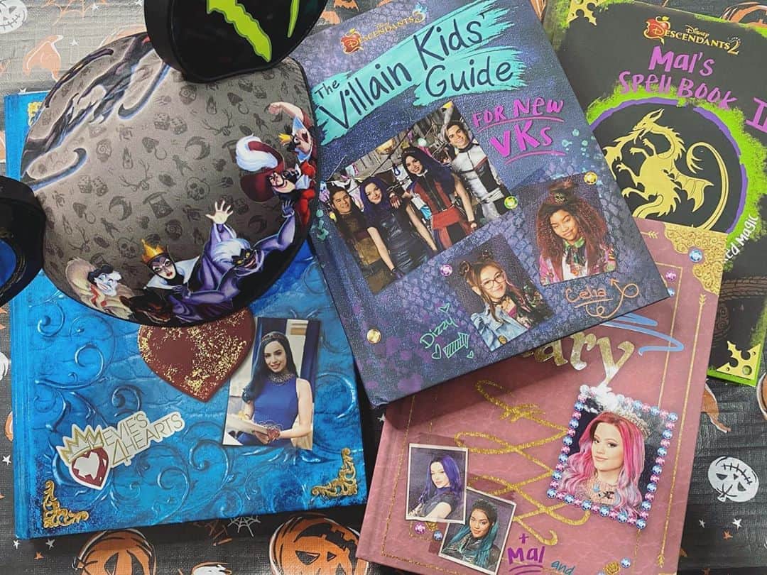 のインスタグラム：「😈🧛‍♀️📚  My favorite movies❤︎  #disney#halloween#happyhalloween#disendants#ディズニー#ハロウィン#ディセンダント」