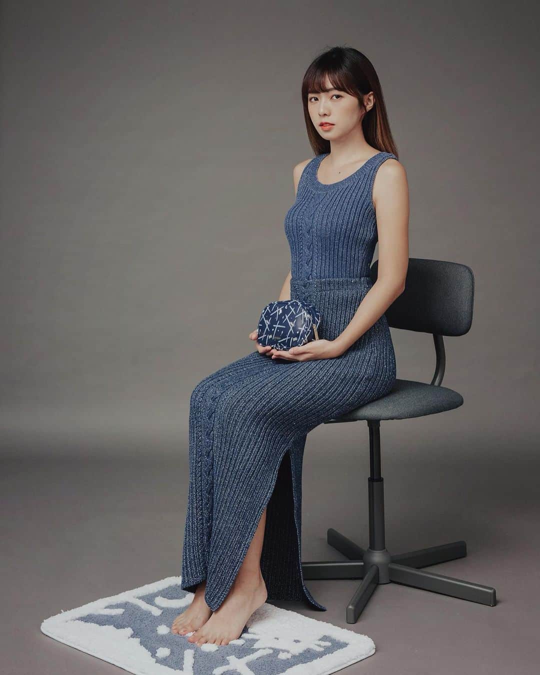 Dewi Chienのインスタグラム：「穿 @apujan 的衣服，配上跟 @familymart_tw 聯名款們🤍#完美詮釋#自己講？」