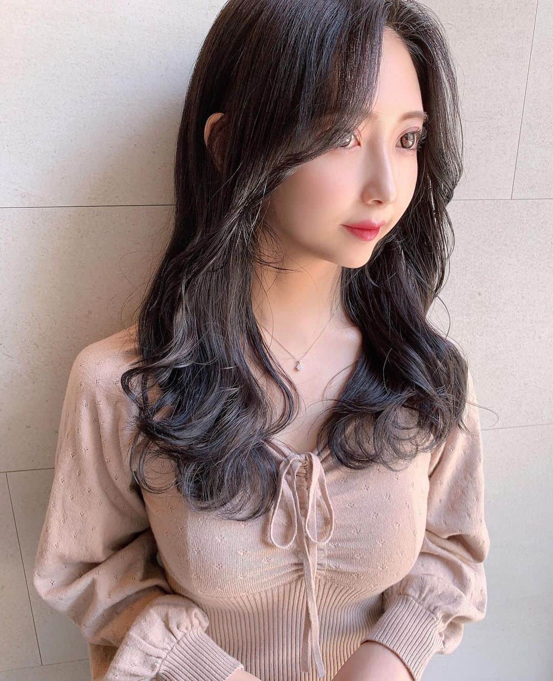 のインスタグラム：「. 髪色も巻き方も可愛い〜👶🏻🖤 . いつもありがとう✂︎ @myonsil_yuya  . . . .  #ヨシンモリ #黒髪 #韓国ヘア#韓国 #撮影データ#メイク #韓国メイク#ブルベ #まつげパーマ #パリジェンヌラッシュリフト #ビジョビ　#photo #pic @b_b_j.j #photography #make #followｍe #lfl #makeup #me #f4f #l4l #photooftheday #fff #like4like #follow4follow #ootd #instagood」