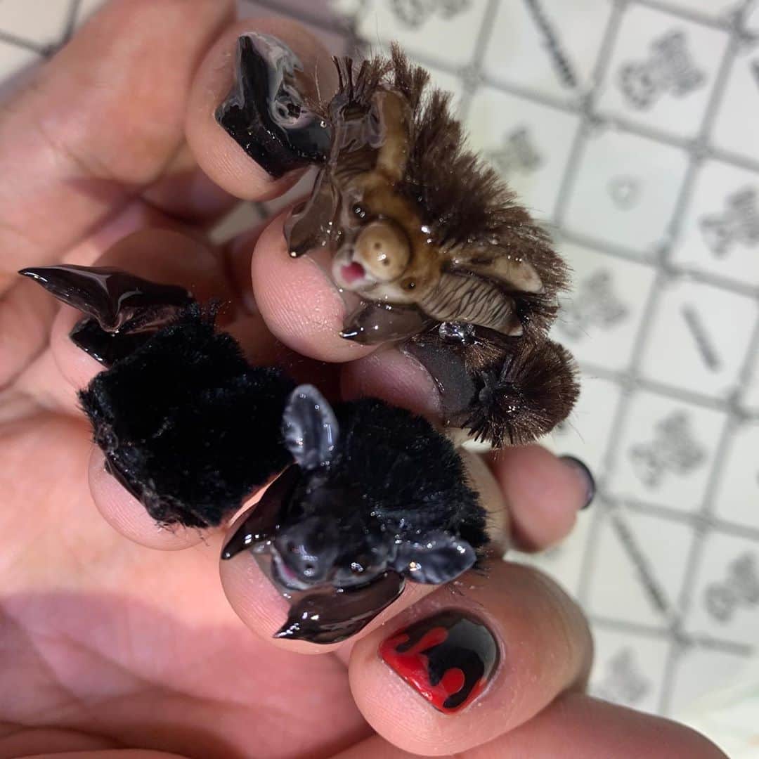 mamijinguのインスタグラム：「Happiness Halloween 🦇  いつもの昆虫さん💅の方のネイルは今回ハロウィンに合わせてコウモリちゃんだったよ🦇✨  このモフモフ、ふさふさは1列づつ本気で毛を植えた超大作💪  @tk_mmm  いつもありがとう😊  #jillandlovers #nail #nailart #paragel #gelneil#gel #ネイル #ネイルアート #me #look #love #かわいい#はろうぃん」