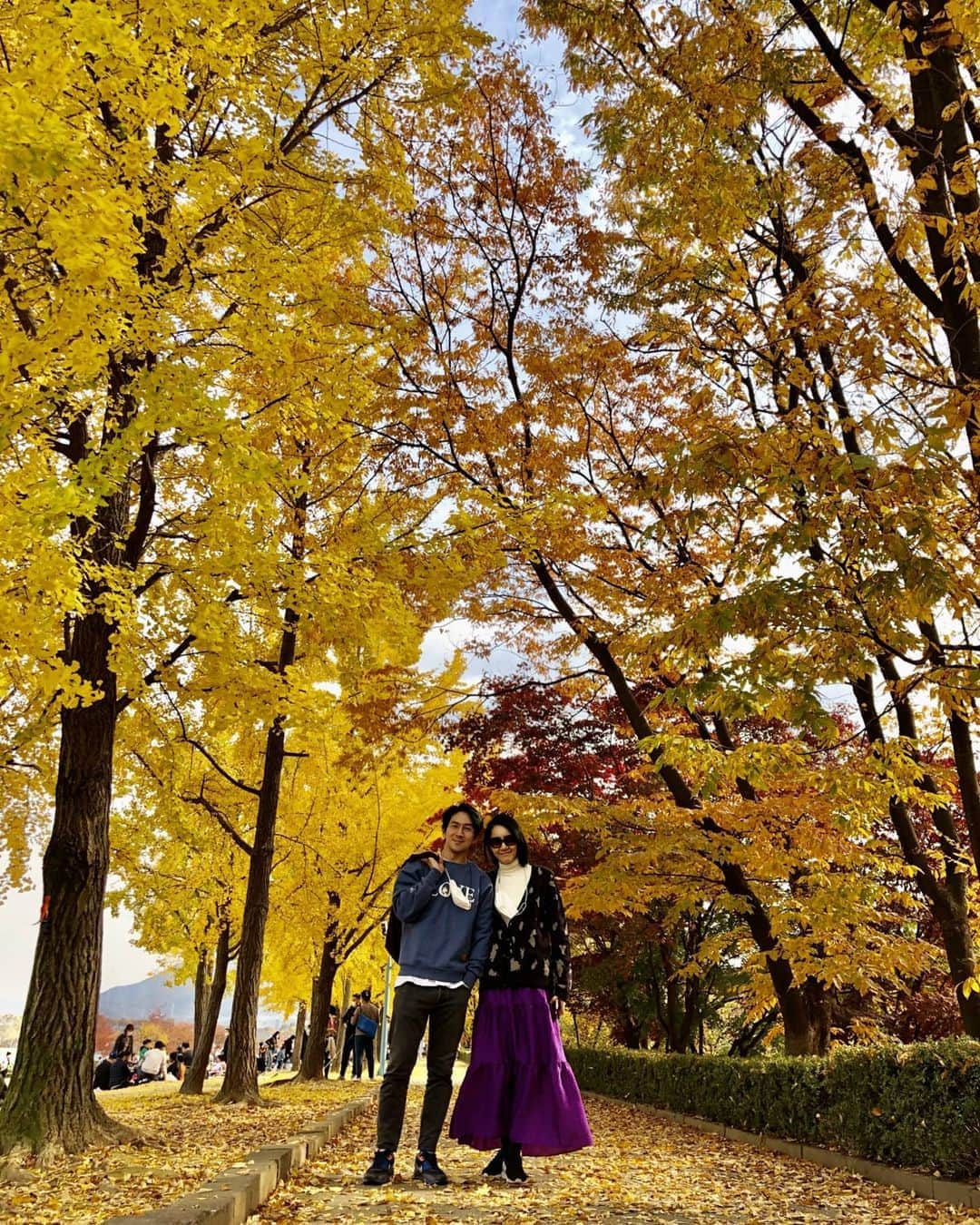 ユン・ジミンのインスタグラム：「가을너무좋아요 . . #날씨가다했다  #👫 #🍁」