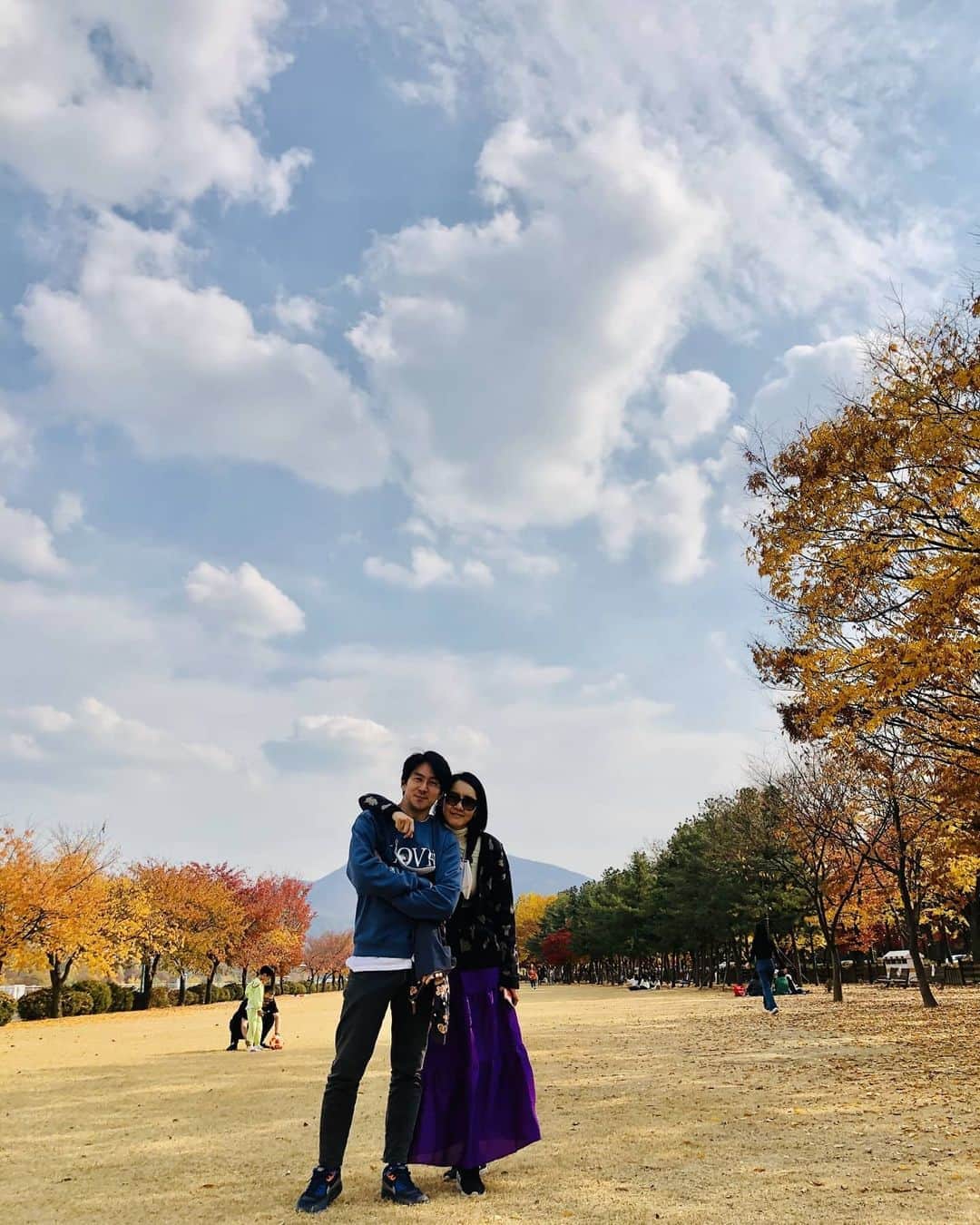 ユン・ジミンさんのインスタグラム写真 - (ユン・ジミンInstagram)「가을너무좋아요 . . #날씨가다했다  #👫 #🍁」10月31日 21時52分 - yoonjiminhi