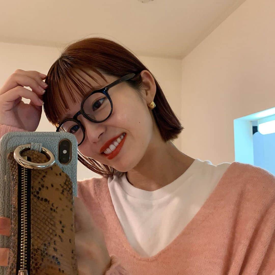 山本 絵里加のインスタグラム：「_ 先日 @ginzadewhitening さんで 久々にホワイトニングを受けた！ 2年くらい前に受けたことがあったけど、 コーヒーも毎日飲むし、やっぱりちゃんと ケアをしたいと思って行ってきました🦷✨ 行くとしっかり効果1回でも出るし(2枚目参照) 色々教えて下さったのですが、初速が大事らしい！ 最初は月1でしっかり4-5回通って、そこまで 行ってしまえば通わなくても、やり始める状態に 戻るにはもう何年もかかるみたい！ 始めにちゃんと通えば、ずっーーと 通い続けなきゃいけないものじゃないらしい。  おわりが見えるなら、しっかりやろうと思えたので これから毎月お世話になろうと思います😻 . erikaのインスタ見たよ❣️で15人限定で 通常3照射12000円のホワイトニングが5500円で 受けられるみたいなので、気になる方は1回でも 効果実感してみてほしーです♡ 説明もしっかりしてもらえるし、綺麗な お部屋で個室なので安心です~ 歯はほんとに一生ものなので大事にしたい、、！ . ▼銀座deホワイトニング 〒104-0061 東京都中央区銀座3-11-19  ▼ご予約方法 お電話　03-4531-2559 LINE  ID  @hwl1380m . #銀座deホワイトニング #銀座ホワイトニング」