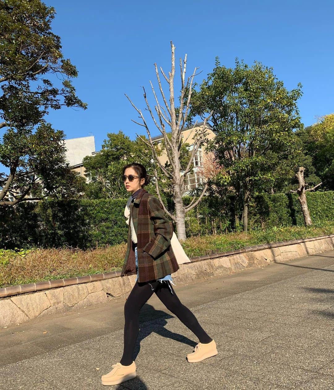 佐藤優津季のインスタグラム：「Happy Halloween 🎃  #ootd ❤︎ #turtleneck #stunninglure  #knitvest #raybeams  #jacket #vintage #denim #vintage #bag #recto」