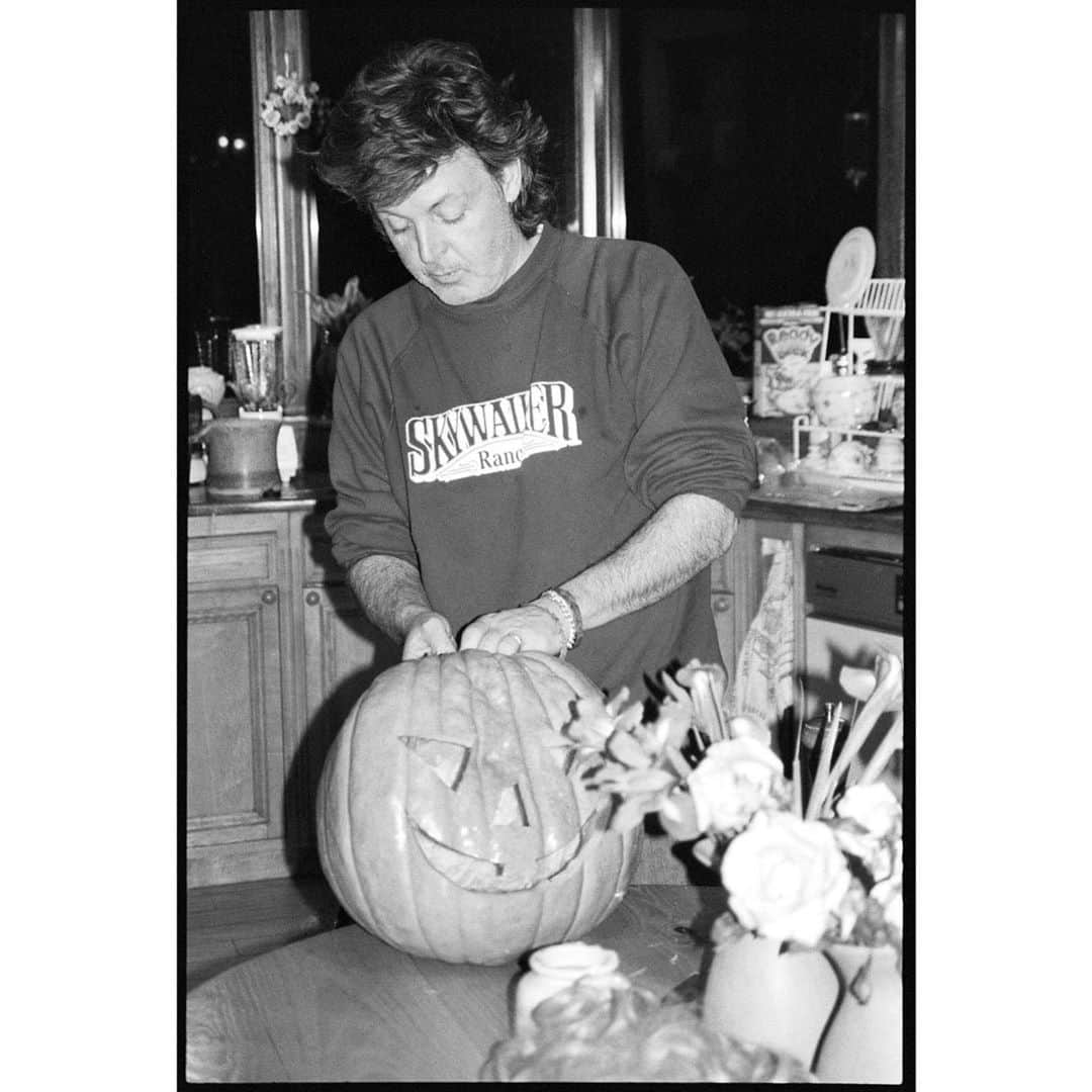 ポール・マッカートニーさんのインスタグラム写真 - (ポール・マッカートニーInstagram)「Carve your way to a happy Halloween! - Paul 🎃」10月31日 21時54分 - paulmccartney