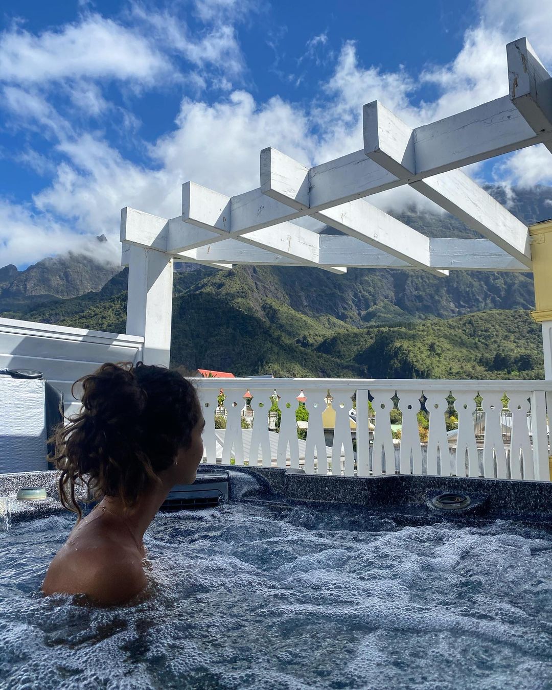 ポーリーヌ・オアロのインスタグラム：「Relaxing in the midst of it all 🧘🏽‍♀️」