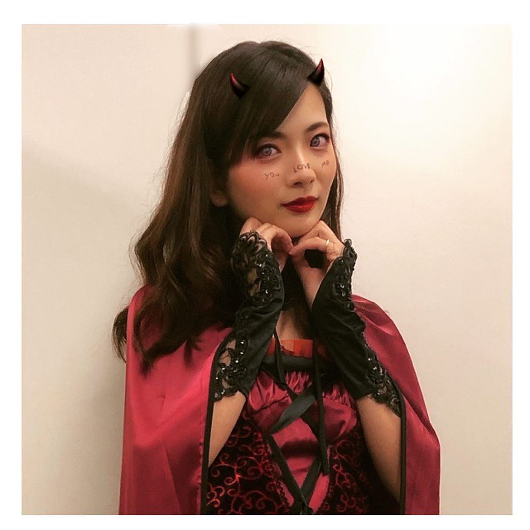 美蘭レンナのインスタグラム：「. . . Happy Halloween🎃👻🎃 . . . #Halloween #ハロウィン #ハロウィンコスプレ #去年のイベントで着た赤ずきんコス #加工してみました #満月とハロウィン #最強 #10月最終日」