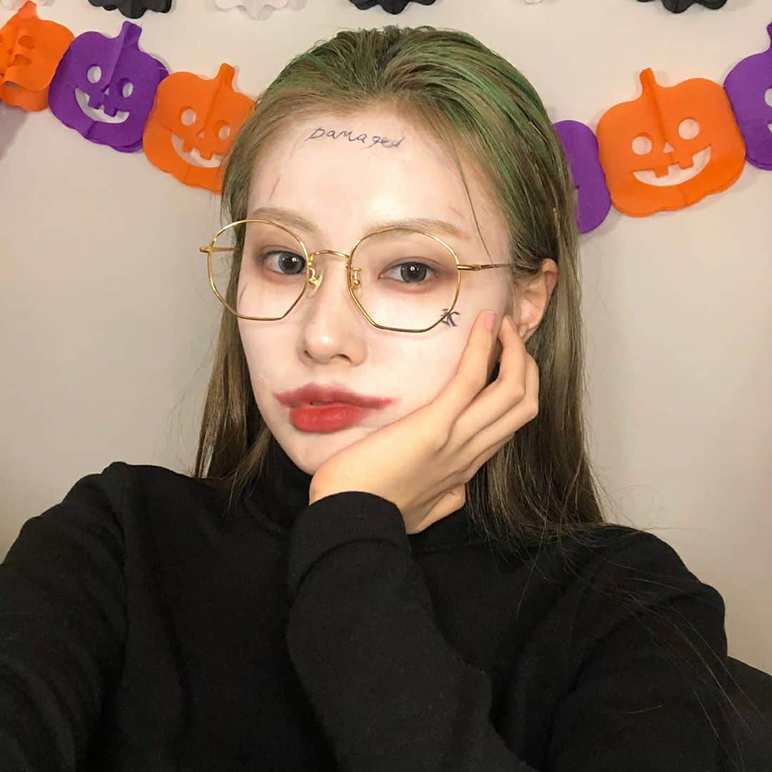 IZ*ONEさんのインスタグラム写真 - (IZ*ONEInstagram)「Happy halloween  With 할리퀸🍭  Happy halloween  With harlequin🍭  #혜원 #ヘウォン #IZONE #아이즈원 #アイズワン」10月31日 21時56分 - official_izone