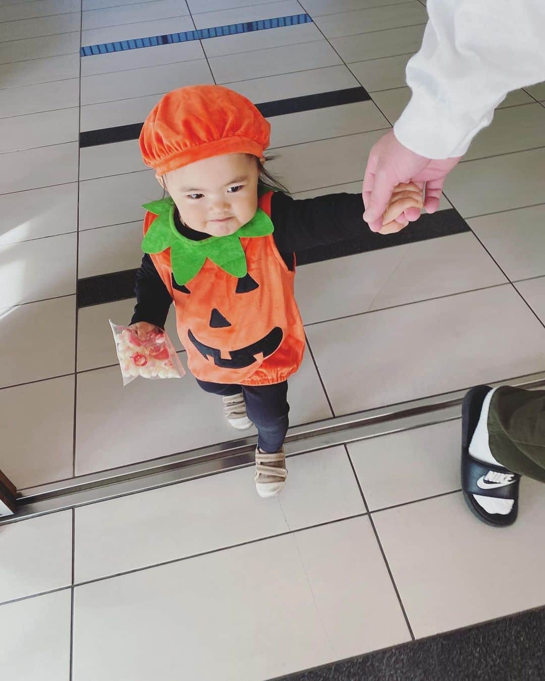 Keikooooooのインスタグラム：「happy Halloween🎃 お仕事始まって、パパが送迎担当に。 お義母さんにも沢山協力してもらって、 本当に感謝しかない😭🌿💫 . 昨日は園でハロウィンパーティー👻 かぼちゃの格好させたけど、女の子はだいたいみんなドレス着てた😆💕 来年はドレスを着せてあげたいな✨ . “little pumpkin♡”って先生に言ってもらったよ🌿 . #happyhalloween #ハッピーハロウィン #littlepumpkin #1y6m #女の子ママ」