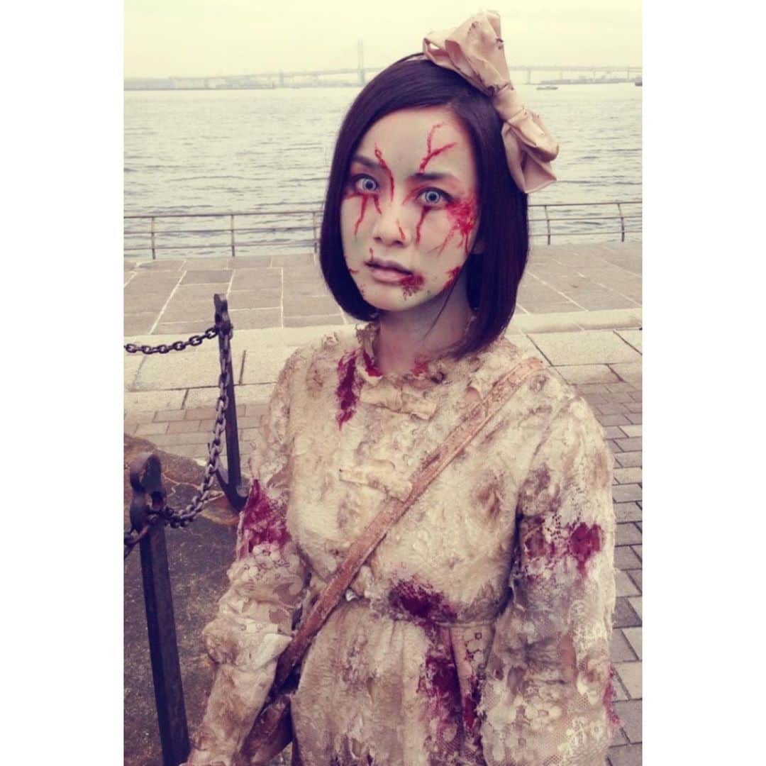 納富有沙のインスタグラム：「. H🎃A👻L🎃L👻O🎃W👻E🎃E👻N!!! Trick OR Treat?🧟‍♀️💜💜💜 . . . ひひひ😈 ゾンビになっちゃったぞ〜〜〜🧟‍♀️ ってこれはもう6年前だけど😂 wacciさんの「キラメキ」のMVでゾンビにしてもらった時の写真です❣️ この時のゾンビ演技楽しかったな〜笑 みなさま、ハッピーハロウィン🎃💫 . . . #halloween #happyhalloween #halloweenmakeup #halloweencostume #zombie #trickortreat  #japan #usa #actress  #ハロウィン #ハッピーハロウィン #ハロウィンコスプレ #ハロウィン仮装 #ゾンビメイク #ゾンビ #wacci #キラメキ」