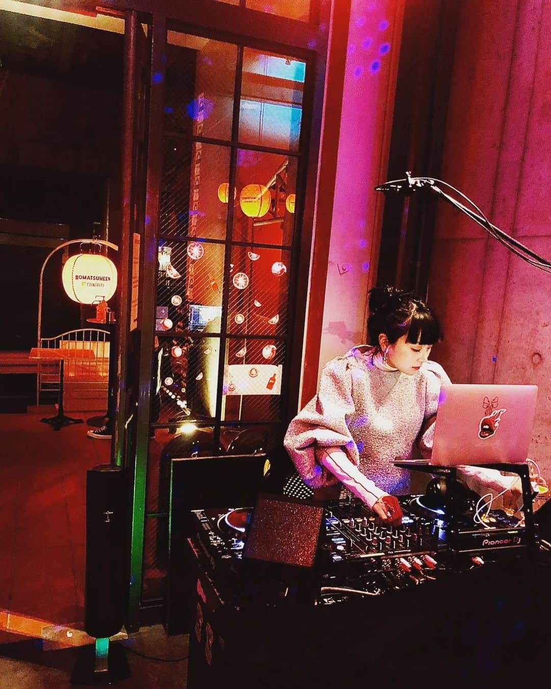 Young Juvenile Youthのインスタグラム：「Halloween Night🎃  #今年は渋谷が平和でよかった #渋谷じゃないけど、、  🍸@cointreau_jp  👗@marcjacobs」