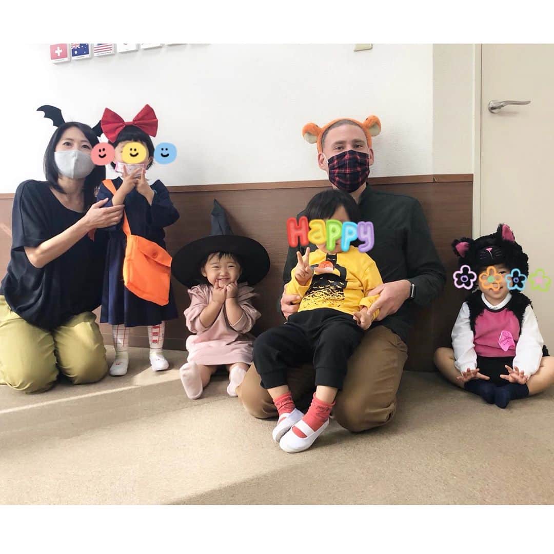 那須久美子のインスタグラム：「HAPPY HALLOWEEN🎃  今年も隊長・私の都合により(コロナだからだけど)女子スタッフの仮装は断念。。。  来年こそはみんなで笑ってハロウィン楽しみたい❗️  我が娘は、英語のスクールに入ったばかりなのに一番楽しんでる🧙‍♀️  「I do ！！！」  と、ドヤ！ばりに手を挙げる2歳児💦  まだ理解してないと思うけど、毎回楽しかったと満足げな笑顔でお教室から出てくるのでよかったよかった💕  #happyhalloween  #ハロウィン🎃 #2歳6ヶ月 #ママ美容師　#女の子ママ　 #ハロウィンパーティ　#仮装」