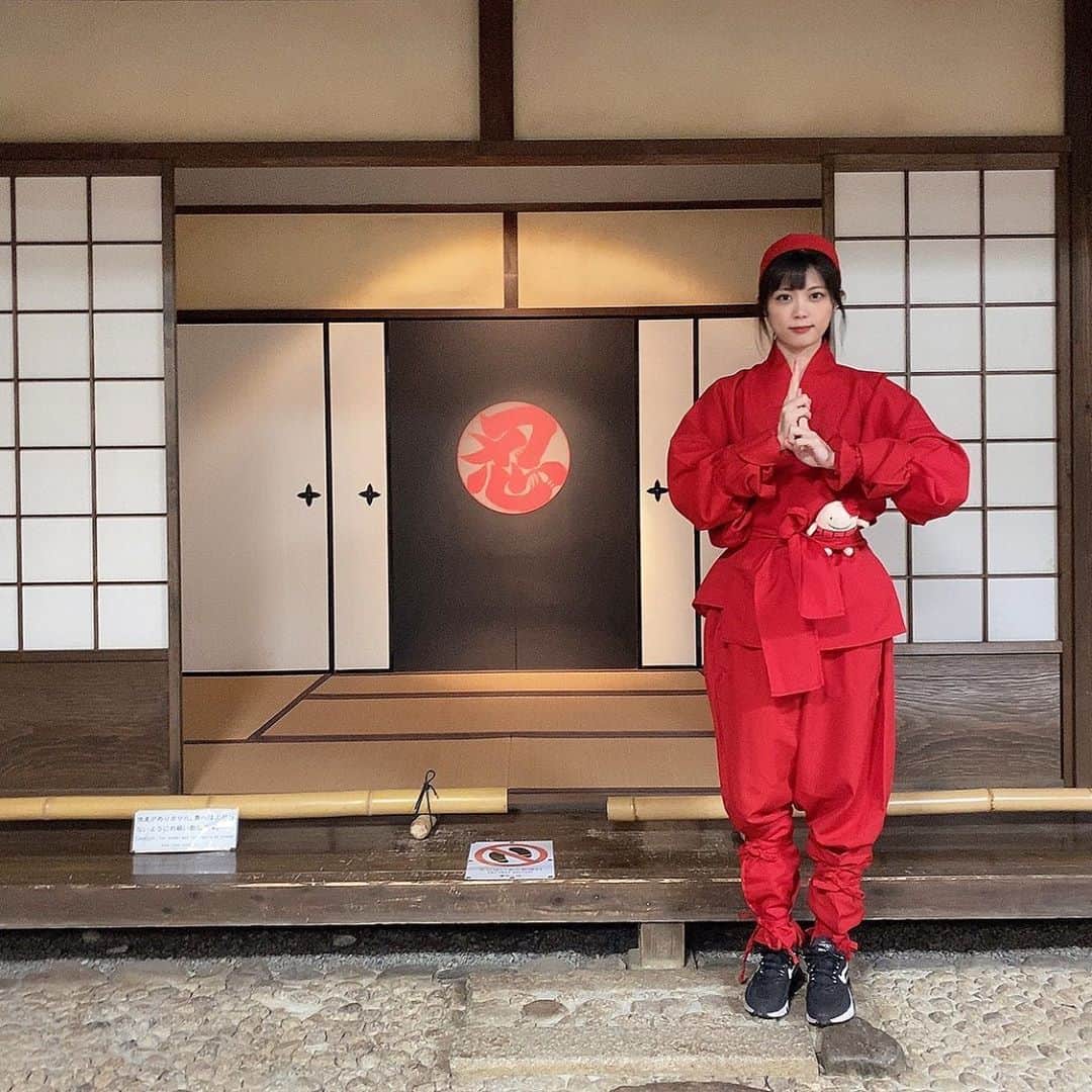 シュアン（施鈺萱）さんのインスタグラム写真 - (シュアン（施鈺萱）Instagram)「・ 萬聖節快樂！！﻿ 我是くノ一 女忍者🤣﻿ 今年的萬聖節也在工作中度過☺️﻿ 幸福又充實。敬請期待YouTube影片！！﻿ ﻿ ハッピーハロウィン🎃﻿ 私はくノ一でござる！﻿ 去年のハロウィンは秋田の撮影で過ごして﻿ 今年も撮影で過ごしてる！﻿ 幸せで充実🥰﻿ YouTube動画お楽しみに！！！﻿ ﻿ #中部国際空港 #くノ一﻿ #三重県 #伊賀 #伊賀流忍者博物館 ﻿ #忍者 #フーちゃん ﻿ #コスプレ #ハロウィンコスプレ ﻿ #ハッピーハロウィン ﻿ #halloween  #去到日本三重縣伊賀流忍者博物館就能扮忍者 #名古屋機場 #中部國際機場  #日本旅遊 #くノ一 #日本好玩 #女忍者  #咻咻咻 #手裡劍」10月31日 22時08分 - ts_hsuan