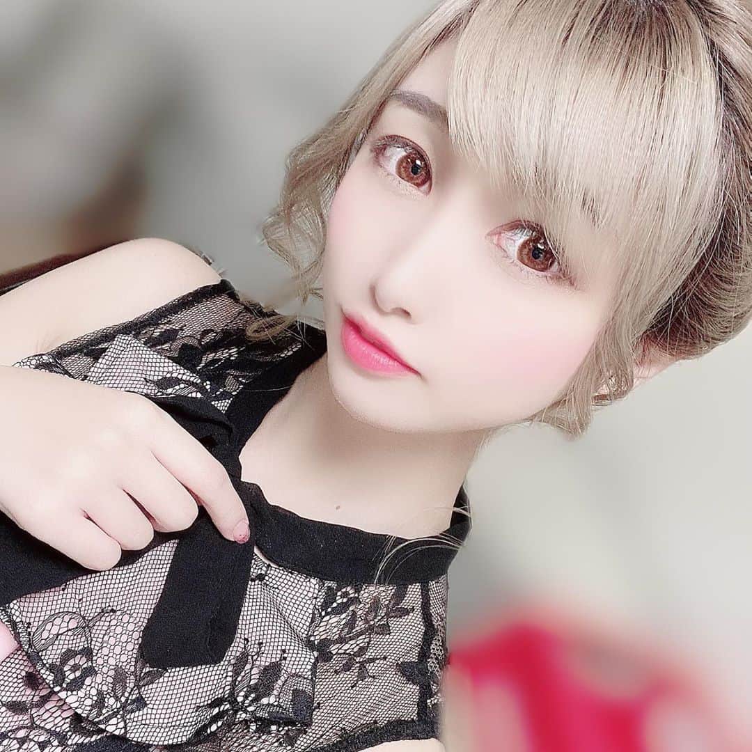 うららのインスタグラム：「久々の投稿になってしまいました💦 ちゃんと投稿しないと🥺  ハロウィンだけどコスしないで出勤してます！ 遊びに来てね♡  #歌舞伎町キャバ嬢 #歌舞伎町 #歌舞伎 #キャバ嬢 #キャバ #キャバクラ #可愛い #可愛い女の子 #ドレス #ピンク #派手髪 #六本木 #ミナミ #お酒 #お酒好き女子 #お酒好きな人と繋がりたい #自撮り女子 #ハロウィン #黒」