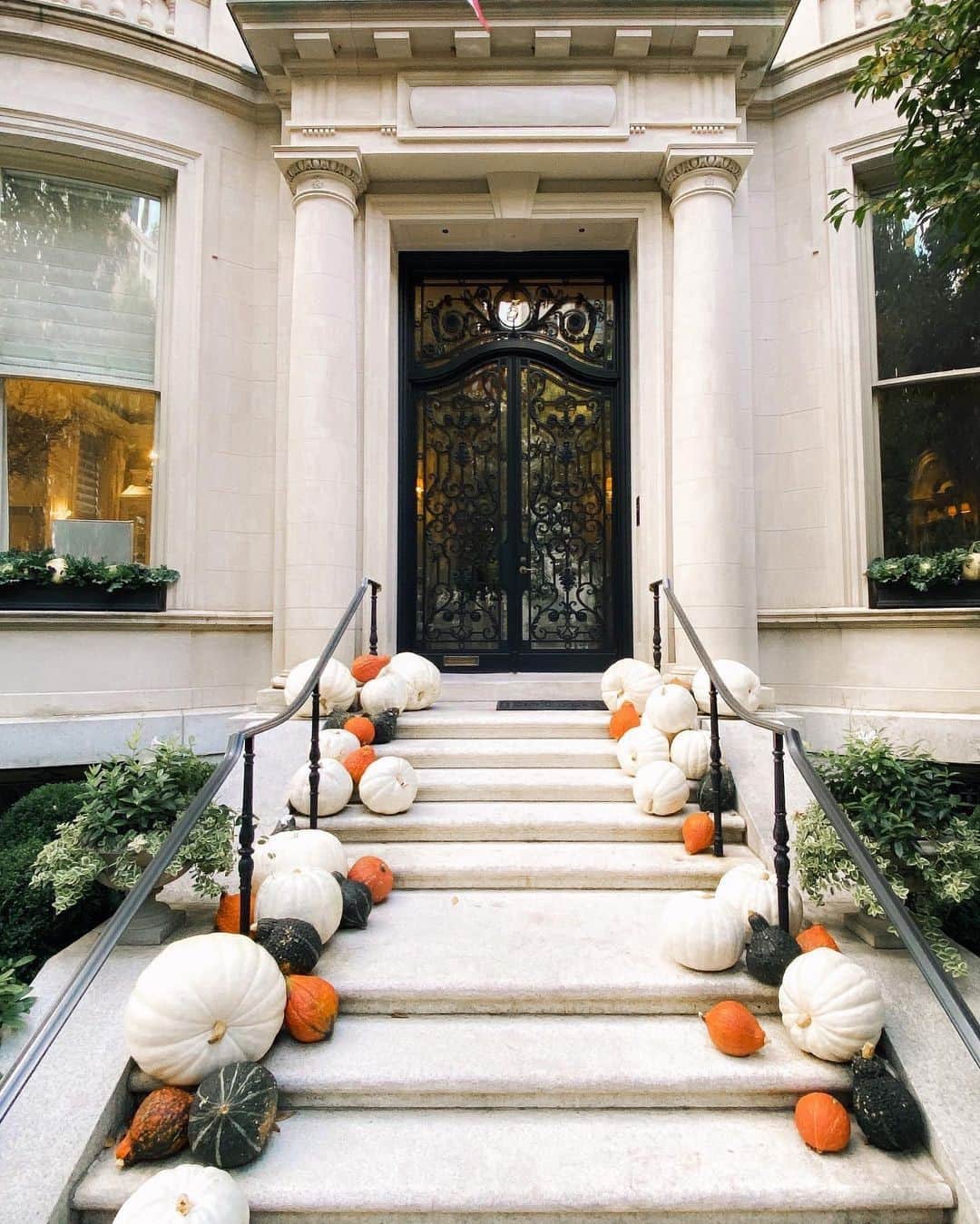 MT DOMAINEさんのインスタグラム写真 - (MT DOMAINEInstagram)「A perfect fall stoop if we've ever seen one. Happy Halloween! 🎃 📸: @from_hilsview」10月31日 22時00分 - mydomaine