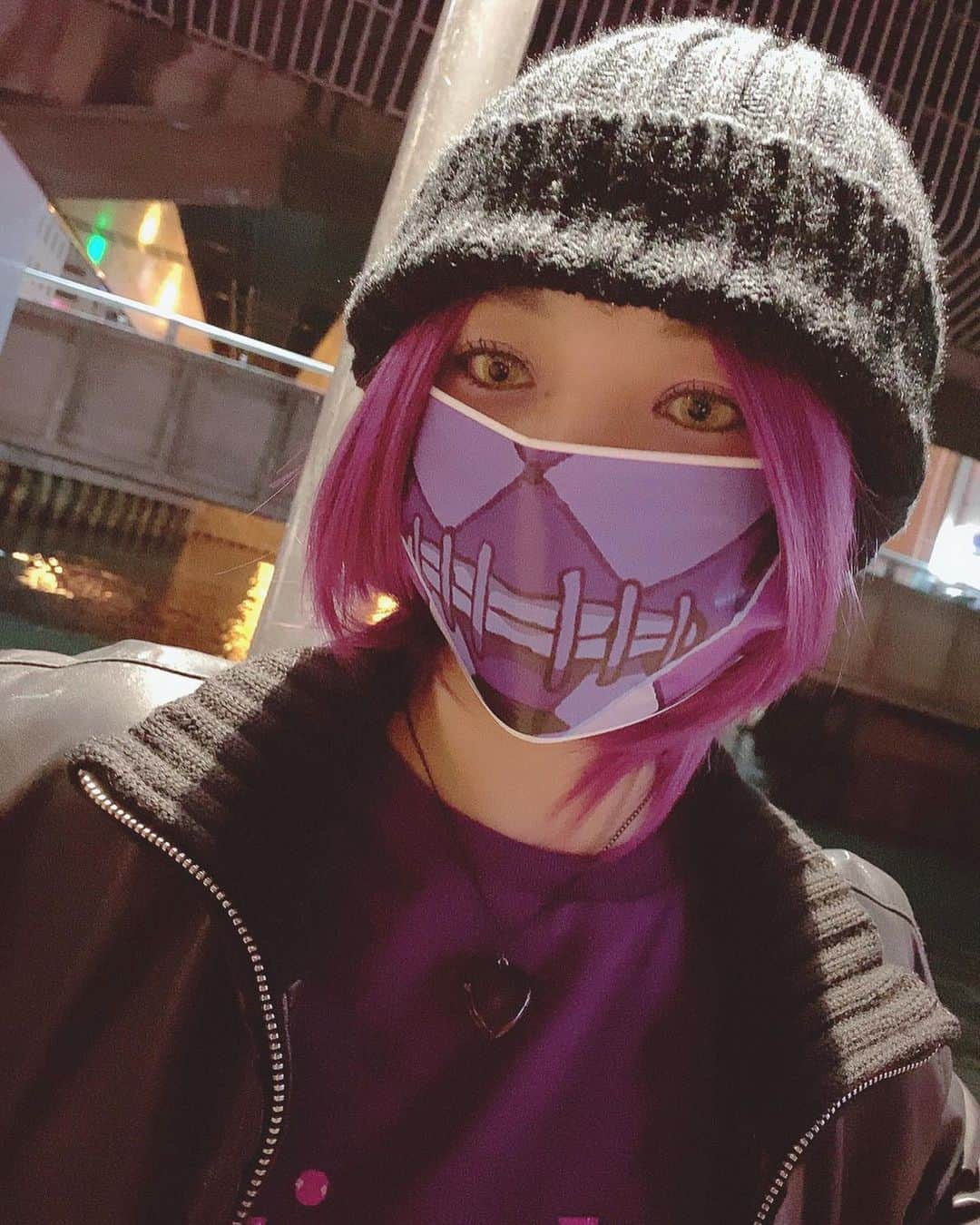 本郷柚巴のインスタグラム：「ラムの革ジャン着心地好き〜😈  今日はハロウィンで満月🎃🌕  ソーシャルディスタンス いつ使うか温めていたパープルヘイズのマスク意識高過ぎると思いません？  慣れないウィッグで頭痛くなって滞在時間10分で帰りました  みなさんマスクしましょうね😷  #古着 #古着女子 #ジョジョの奇妙な冒険 5部」