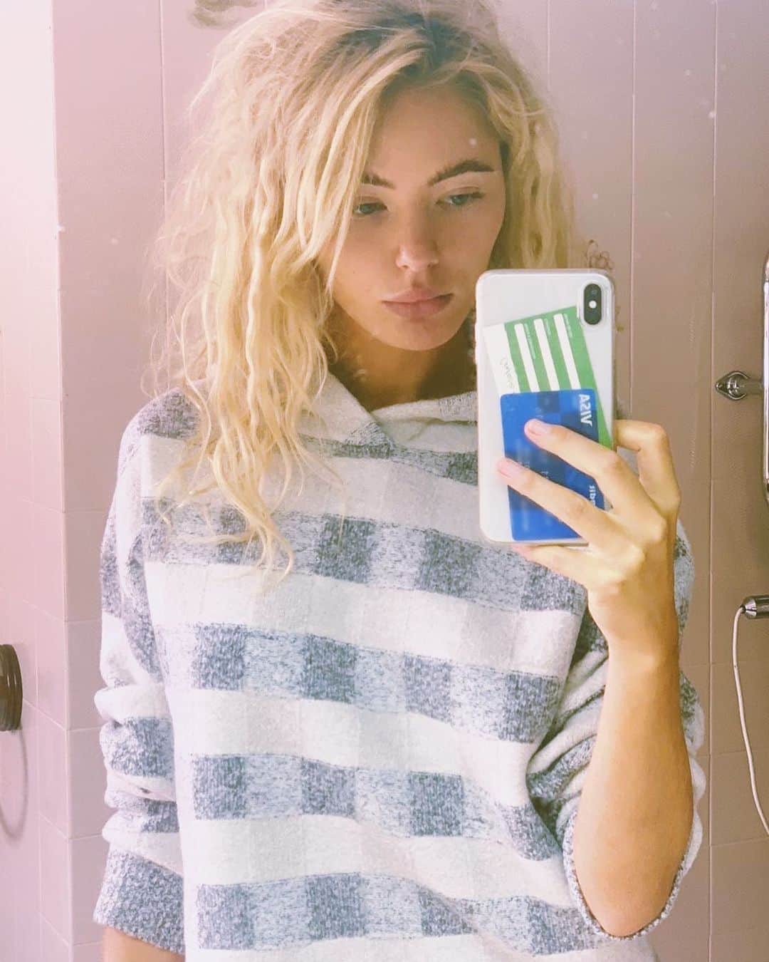 ダニジョーのインスタグラム：「Fall knits ✔️🏁 @natasjamadsen in the Checkerboard Hoodie 〰️ Shop the NEWness 🛒」