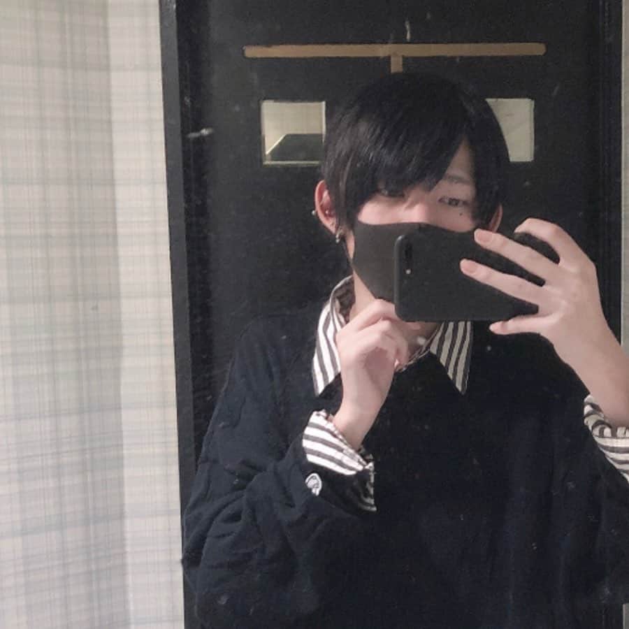 ゆうじのインスタグラム：「鏡汚い」