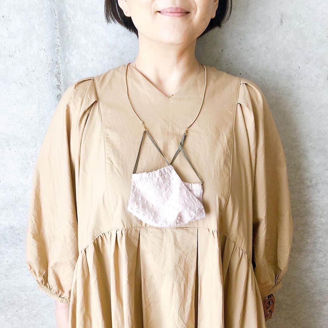 手紙社さんのインスタグラム写真 - (手紙社Instagram)「【GOOD MEETING　11/14（土）堀川波「籐編みアクセサリー部」vol.6〜亀結びのマスクストラップ〜】﻿ ﻿ 『籐で作るアクセサリーと小物』（誠文堂新光社） の著者・堀川波さんを講師に迎え、水引の手法も用いながら籐（ラタン）を編み、かわいいアクセサリー作りを楽しむ人気のオンラインワークショップも、11月で６回目を迎えます。﻿ ﻿ 今回教えていただくのは亀の甲羅の形に似た「亀結び」。このモチーフをワンポイントに、堀川さんご自身も「便利で毎日使ってます」というほどにお勧めの、革紐つきマスクストラップを作ります。外したマスクは首にかけられ置き場所にも困らないので、食事の際もスッと外すだけ。床に落としてしまった！という失敗もありません。﻿ ﻿ 「亀結び」の結び方をマスターしたなら、書籍に掲載のイヤリングやリングにもぜひチャレンジしてみてくださいね。籐編みワークショップの中でも難易度は高くないので、初参加の方も大歓迎です。﻿ ﻿ ＜堀川波「籐編みアクセサリー部」vol.6〜〜亀結びのマスクストラップ〜開催概要＞﻿ 日時：2020年11月14日（土）10:00〜11:30﻿ 定員：14名﻿ 参加費（マスクは含まれません）：﻿ キット付 ¥3,900 / キット＋サイン入り書籍付 ¥5,520（税込、送料込）﻿ （手紙社の部員割引　キットのみ¥3,700　/ キット＋サイン入り書籍¥5,320 税込）﻿ 受付期間：受付中～11月7日（土）9:00﻿ ﻿ ▶︎詳しくは「@tegamisha」プロフィールのハイライト「GOOD MEETING」より公式サイトへ﻿ ﻿ ◎GOOD MEETINGって何？﻿ 手紙社が敬愛する作り手やお店のオーナー、書き手やパフォーマー、あらゆるジャンルの気になる方々をナビゲーターにお迎えして、オンライン上で講座やワークショップ、部活動的な集い、暮らしにまつわる情報交換を行う場です。﻿ ﻿ #手紙社#手紙舎#tegamisha#GOODMEETING#グッドミーティング﻿ #堀川波 #籐 #籐編み#籐で作るアクセサリーと小物 #亀結び #マスクストラップ #誠文堂新光社 #dottodot @horikawa._.nami」10月31日 22時04分 - tegamisha