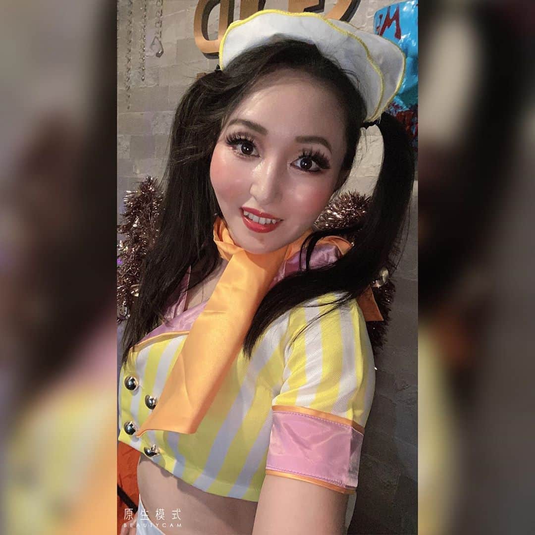 SHIRAISHIMIHOのインスタグラム：「@atami_goldrush1109 Halloween party event その1！インスタ映えを狙ってウェイトレスに変身(^^)ポールダンサー あるあるの肩幅で衣装入らない！脱げない！で2回目のショータイムでまさかの脱げなかった🤣 #今年はカラフルなウェイトレス #肩幅がもう少し華奢だったら脱げたのにぃ #ハロウィンコスプレ  #ハロウィン #ハロウィン2020 #毎年恒例熱海ゴールドラッシュで最近はハロウィンを過ごしてるよん #poledancer #ポールダンスショーは大変だったよ #年齢を聞かれないかずっとヒヤヒヤしてた😹この日ほど年齢を答えたくないと思った日は多分ない #念じて聞くな聞くなよーって念じてた😇」
