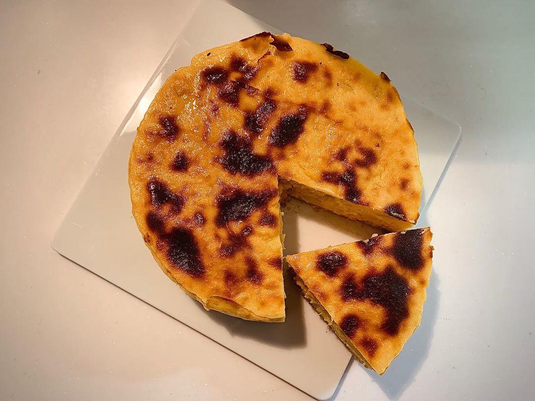 秋山ゆずきのインスタグラム：「. . 久しぶりにケーキを焼きました🍰🍴  家にさつまいもがいっぱいあるので さつまいもケーキ🙆‍♀️  蒸籠で蒸したさつまいも適量と 牛乳なかったのでアーモンドミルク 小麦粉のかわりにアーモンドパンケーキの粉 加糖のオイコス1つ 卵2つ 下の生地は全粒粉ビスケットに バター風味のココナッツオイル  と、まぁ、、、家にあったもので テキトーさつまいもケーキ🍠✨  たぶん、美味しい🙆‍♀️  明日食べるの楽しみ✨  #さつまいも #さつまいもレシピ  #さつまいもケーキ  #ハロウィン #ハロウィンレシピ #てきとうケーキ」