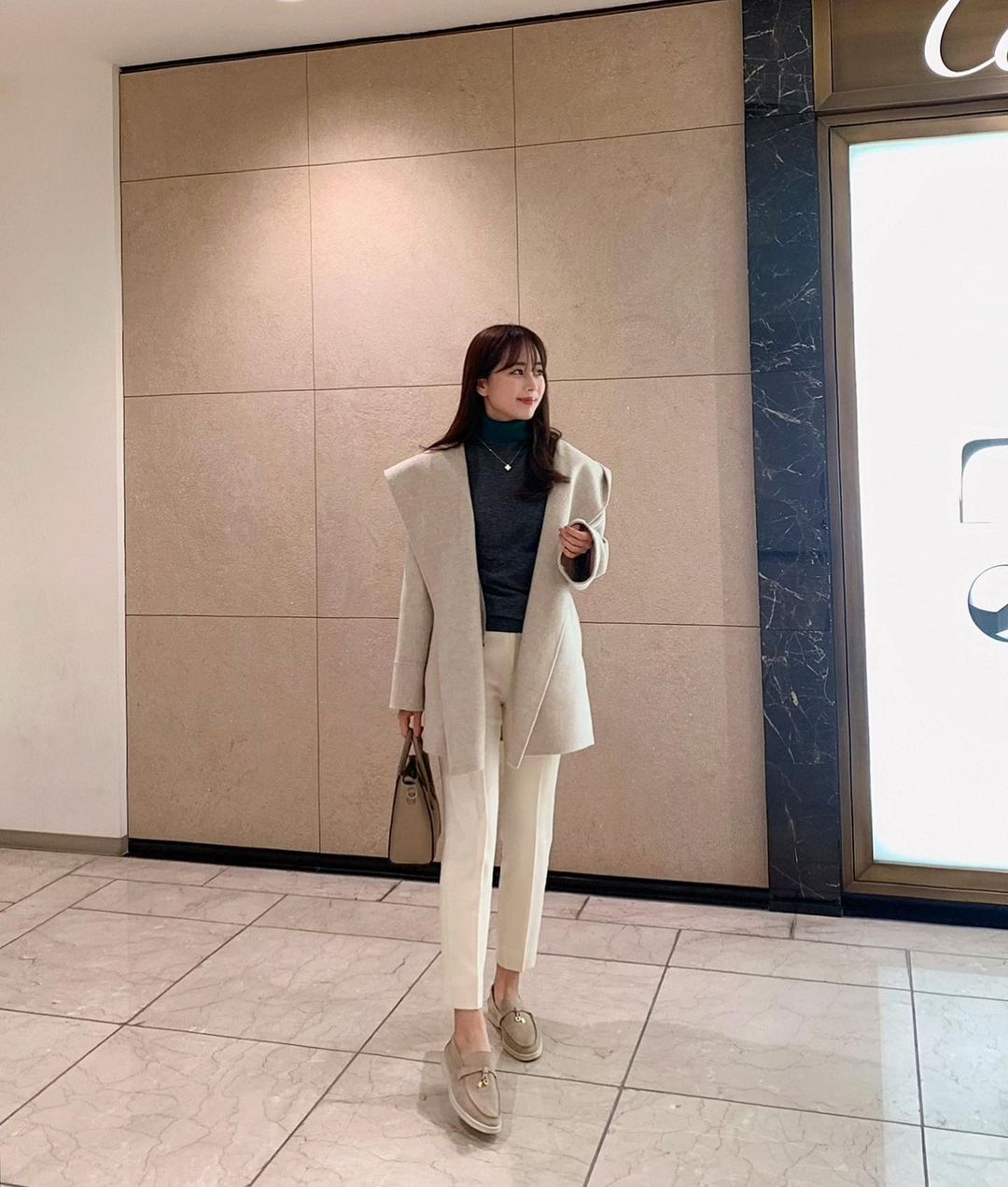 ハンナミのインスタグラム：「全身も🤍  フードショートコート予約販売は 明日〜23:59まで🌛✨  coat, knit @eneu.official pants @unitedarrows_official bag @celine shoes @loropianaofficial」