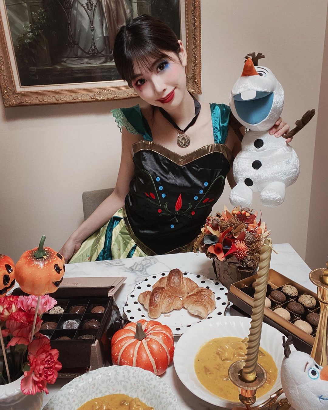 倉岡生夏のインスタグラム：「ハロウィン🎃 ・ ・ オラフ子とハロウィン🎃しました👻 かぼちゃのシチューはたっぷりかぼちゃを使って、ドラキュラオラフ🧛‍♀️にしてみました✌️ ・ ・ 私の着ているのは一応アナです⭐️ おうちにあるものでハロウィンパーティー風にしました❣️ ・ ・  明日から11月なんて、いつもより本当に早く感じます〜。 ・ ・ ・ #おうちハロウィン  #オラフカレー  #オラフ  #ハロウィンパーティー  #ハロウィンコスプレ  #おもてなしごはん  #愛され料理 #キャラ弁  #キャラごはん  #アナ雪コーデ  #holloween  #olaf  #japanesegirl  #ハロウィンメイク  #ディズニーハロウィン」