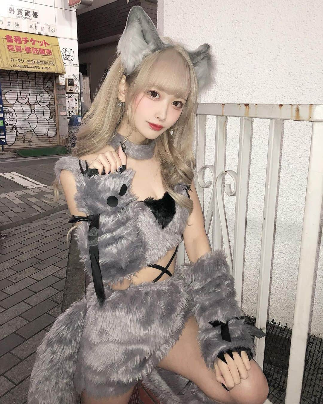 さきぼんさんのインスタグラム写真 - (さきぼんInstagram)「満月で狼になりました🐺🌕  #Halloween #ハロウィン #ハロウィンコス #ハロウィンコスプレ #コスプレ #cosplay #halloweencostume #halloweenmakeup #halloweenparty #赤ずきん #赤頭巾 #狼 #人狼 #skinlily  #さきぼんmalymoon #さきぼんハロウィン🎃」10月31日 22時13分 - sakibon69