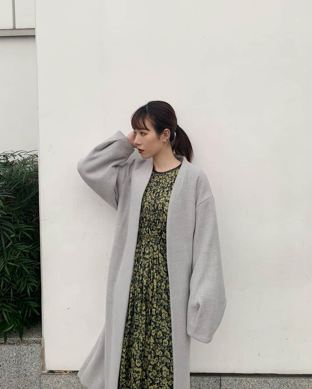 上地雅弥 MURUAのインスタグラム：「今日はアウターが大人気だった〜🙌✨ 来週水曜は最低気温8度らしい。。。 そりゃ、アウター買いますよね😂😂 . このノーカラーコートも軽くて暖かくっておススメです🙋‍♀️✨ . パーカーとかで合わせて、あえてカジュアルに着るのも可愛いなぁ〜💭☺️ . . #murua #murua_official #murua_by_staff #ノーカラーファインウールコート #ウールコート #ノーカラーコート」