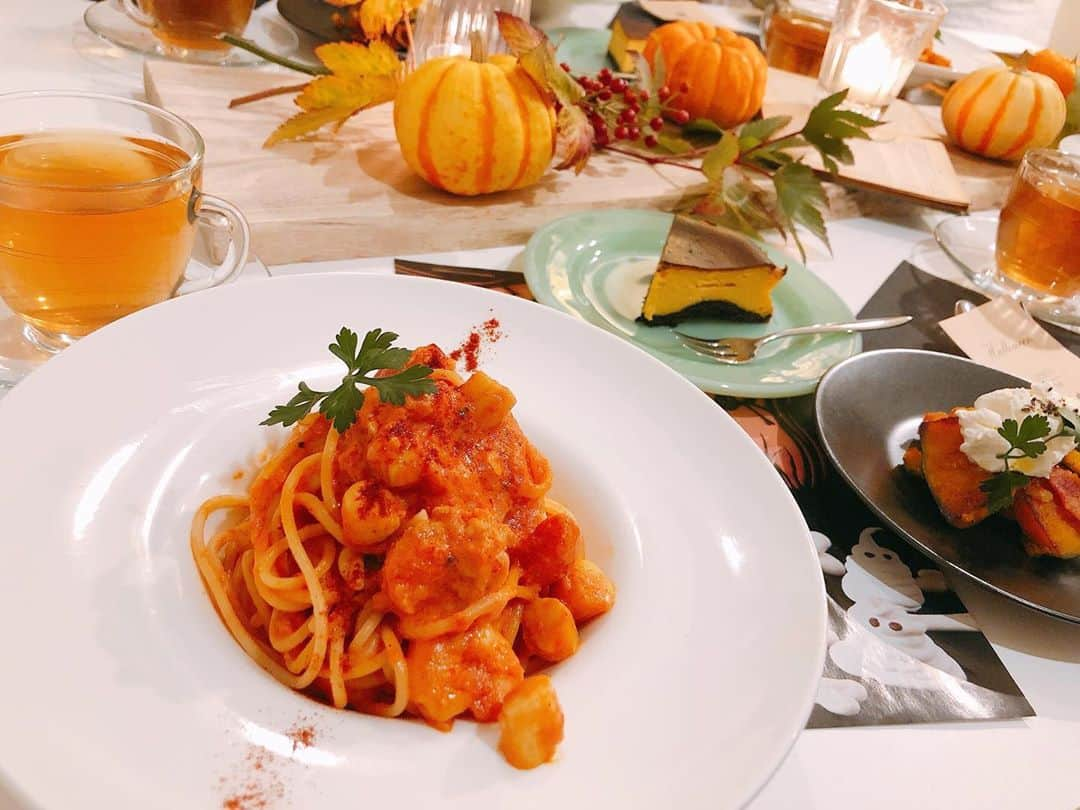 麻生夏子さんのインスタグラム写真 - (麻生夏子Instagram)「お料理教室で、ハロウィンメニュー🎃  🍽魚介のトマトクリームパスタ 🍽かぼちゃとリコッタのホットマリネ 🍽バスク風パンプキンチーズケーキ  全部美味しくて、ぺろりでした。 先生のテーブルコーディネートが可愛くて大満足したので、もうハロウィンはこれにて終了。笑  ﻿#料理 #クッキングラム #cooking #browndish #料理教室 #お料理教室 #盛り付け﻿」10月31日 22時17分 - natsukoaso0806