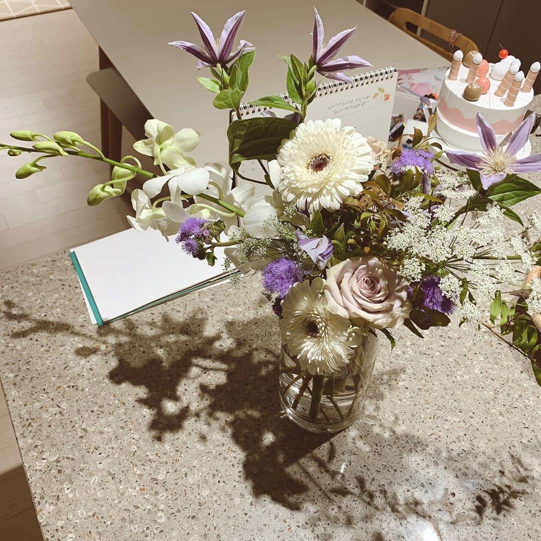 イ・ユンジのインスタグラム：「그림자마저 아름다워. 주말에 날아든 다미꽃.」