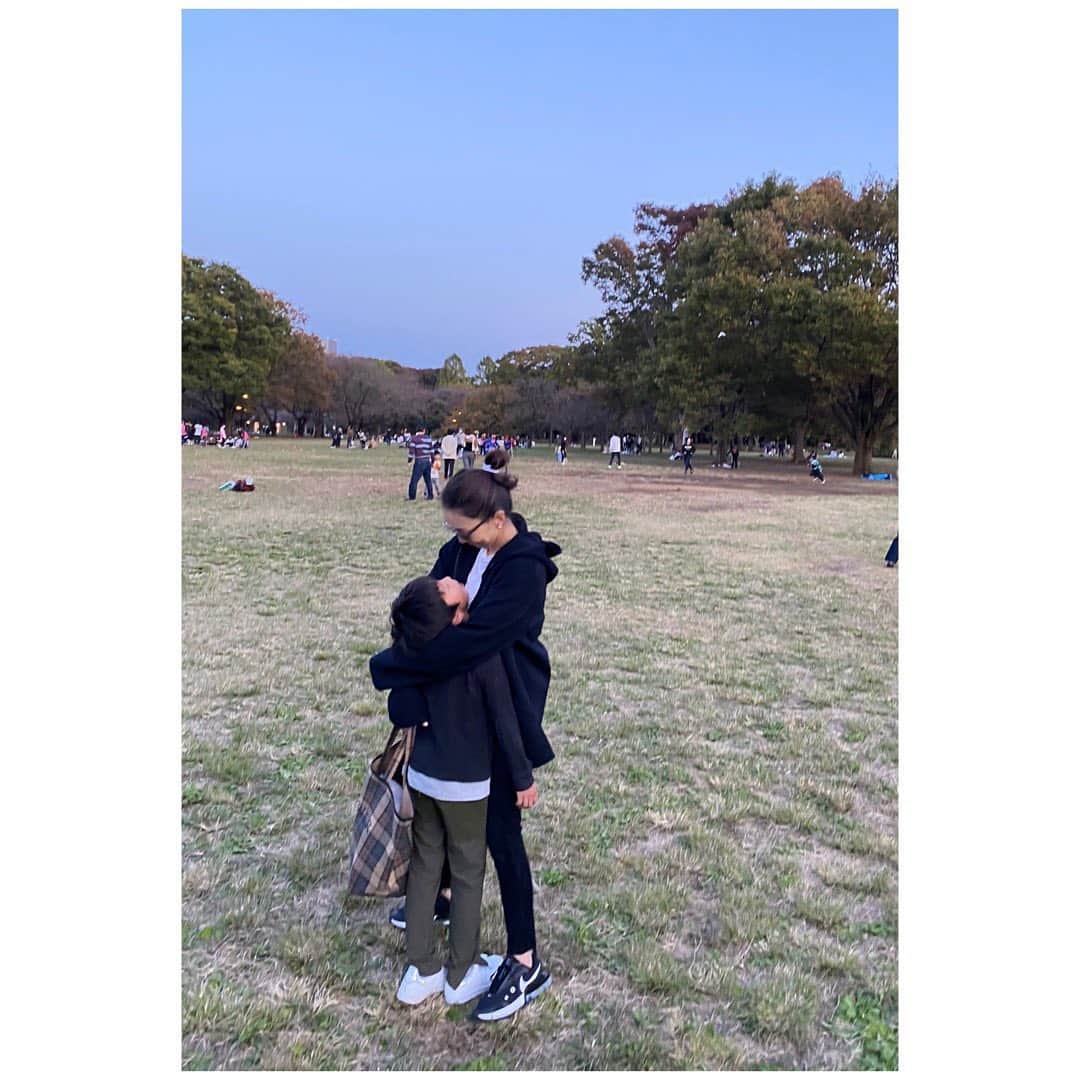 高橋志津奈さんのインスタグラム写真 - (高橋志津奈Instagram)「今日は午前中はサッカー、午後さあまりに天気が良かったので公園へ . 久々の公園で一緒にサッカー⚽️ . 私も疲れた😅 . #shizunascoordinate」10月31日 22時19分 - shizunan