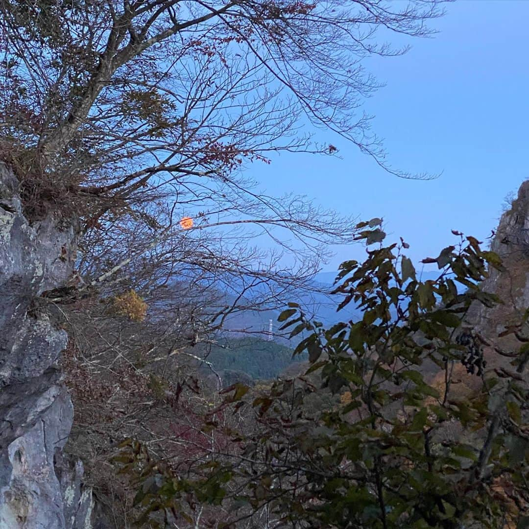 平山ユージさんのインスタグラム写真 - (平山ユージInstagram)「忙しい日々の合間、格別のリラックスタイム🍂☀️🌲明日は頑張ります✨✨🙌🏻  1st and 2nd pics 白色矮星(Hakushokuwaisei)8a  3rd pic @hikkopi on new(新ルート) 7b+ 4th,5th and 6th pics 見つけた新エリア(we found a new area)🙌🏻🙌🏻🙌🏻 7th pic 凄い色の満月(full moon)  @oganoclimbing  @thenorthfacejp  @blackdiamond  @beal.official  @climbskinspain  @carbongrip  @rustamclimbing  @basecamponlineshop  @climbparkbasecamp @boulderpark_basecamp  @basecamp.import @basecamptokyo   #小鹿野町観光大使 #mtfutago #二子山　#小鹿野クライミング協会」10月31日 22時19分 - yuji_hirayama_stonerider