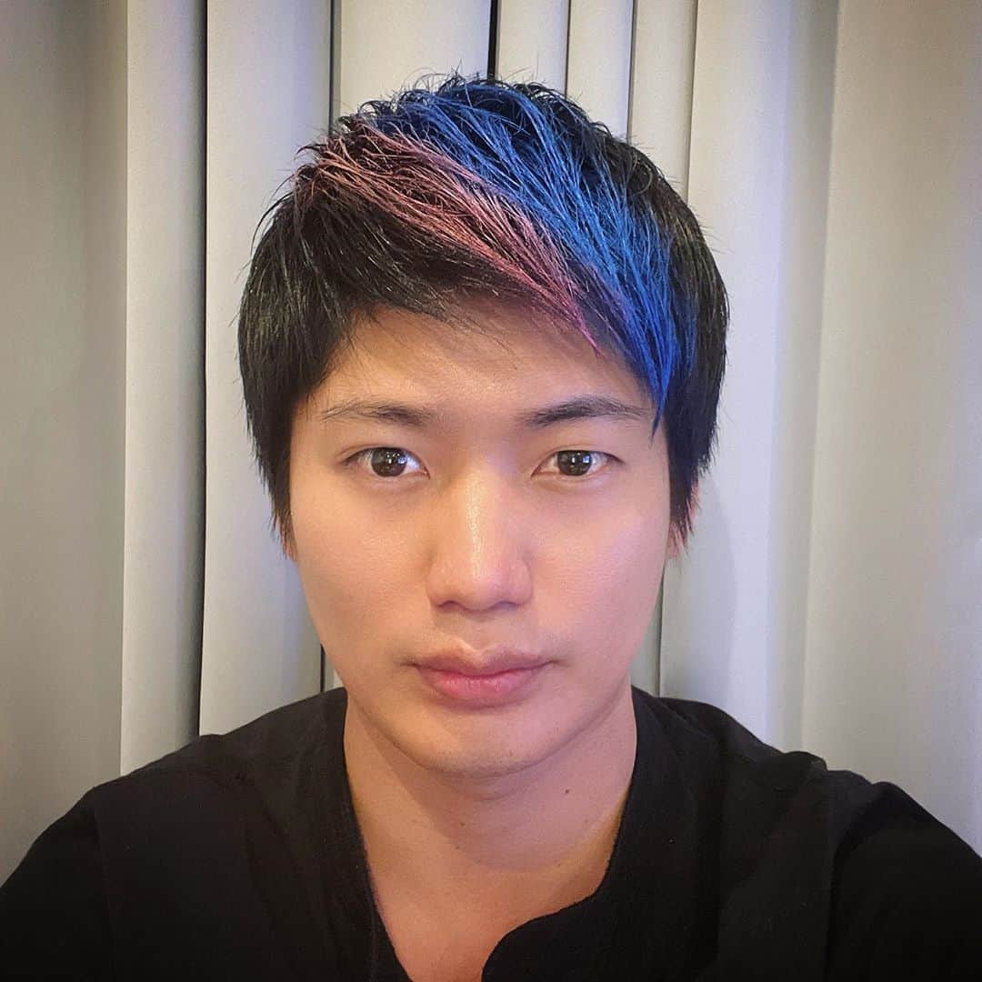 大嶋和也のインスタグラム：「J SPORTSのGTV生放送番組にリモートで出演しました！ プロデューサーからハロウィンなんで何かお願いしますと言われ仮装とかやった事なくて困って髪をワコーズカラーにしてみました！ スプレーでシャンプーしたら落ちるのでご心配なく笑」