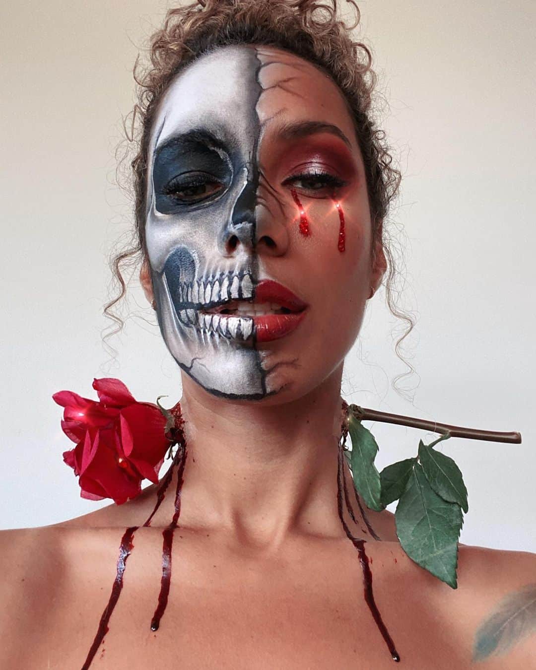レオナ・ルイスのインスタグラム：「Happy Halloween 🥀 #halloween #halloweenmakeup」